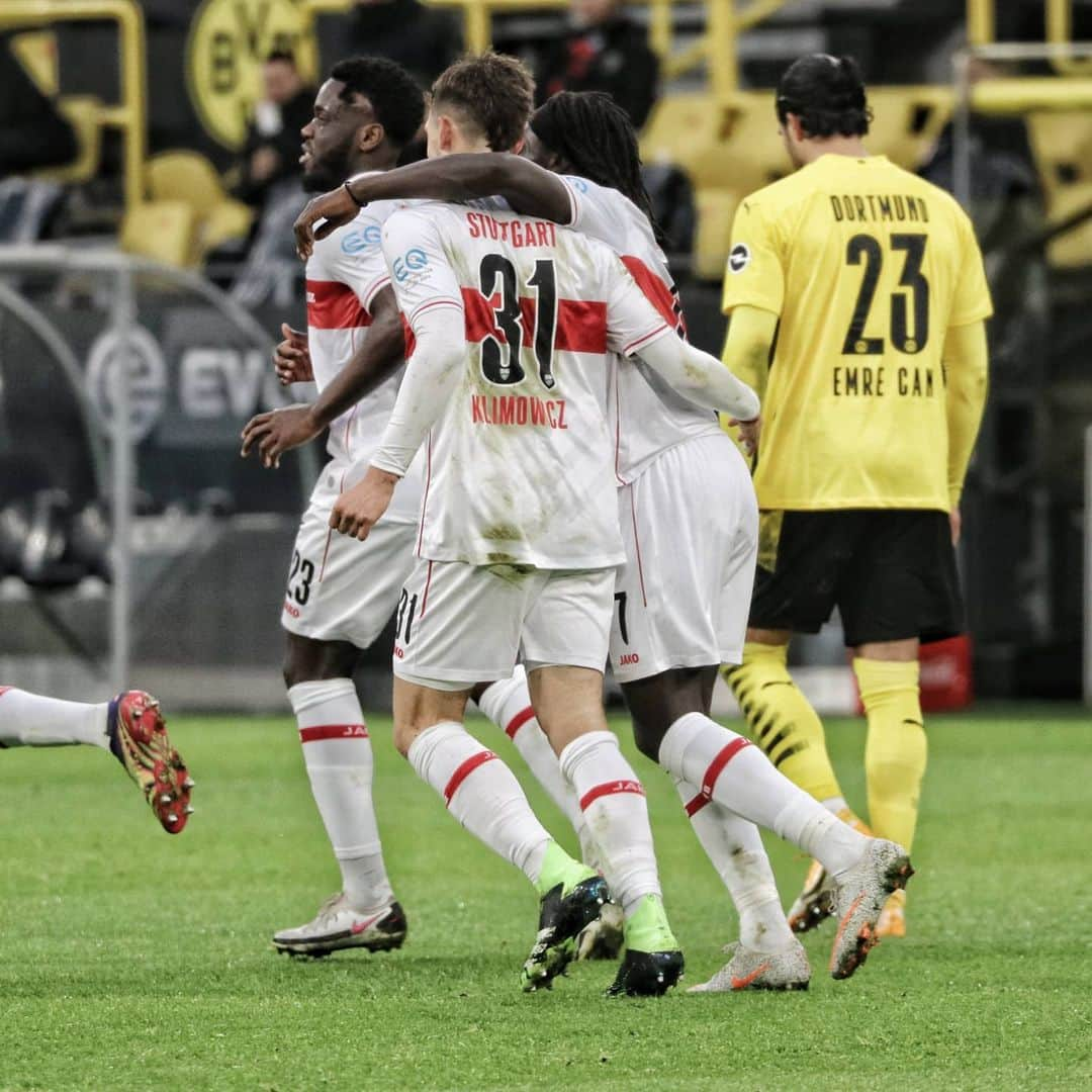 VfBシュトゥットガルトさんのインスタグラム写真 - (VfBシュトゥットガルトInstagram)「Halbzeit in Dortmund! #BVBVfB 1:1 ---- #vfbstuttgart #vfbstuttgart1893 #auswärtsspiel #auscannstatt #VfB #furchtlosundtreu #halbzeit #VfBInsta」12月13日 0時23分 - vfb