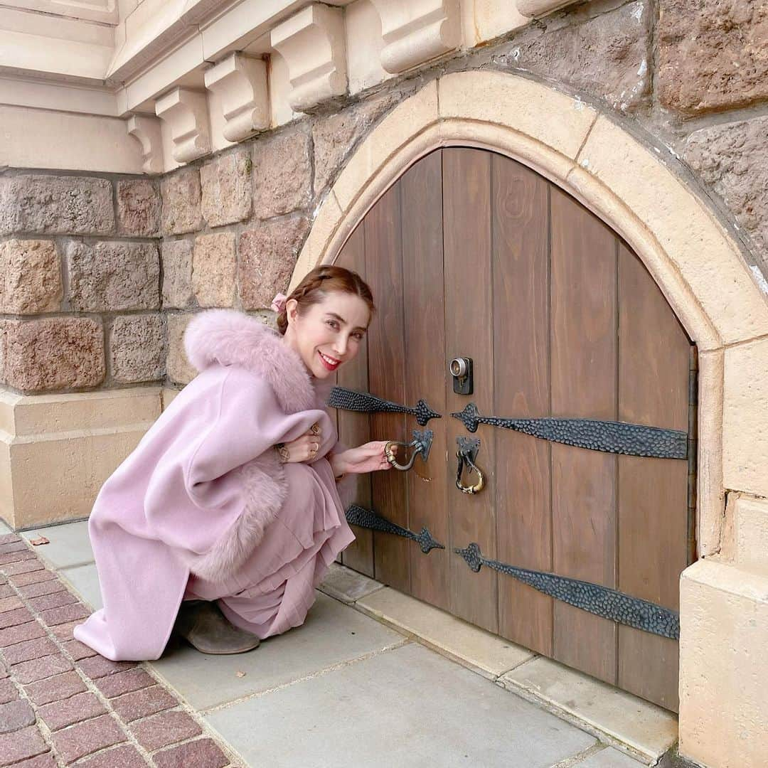 fashion dog loverのインスタグラム：「Small door🚪💕💕  #disneyland #disney #cinderellacastle #fashion #fashionstyle #fashiongram #fashionista #ootd #ootdfashion #pink #outfitoftheday #outfit #outfitinspiration #ファッション #ファッションコーデ #ファッションスナップ #コーデ #コーディネート #ディズニーコーデ #ディズニーランド #グレースコンチネンタル #gracecontinental #isabelmarant #イザベルマラン」