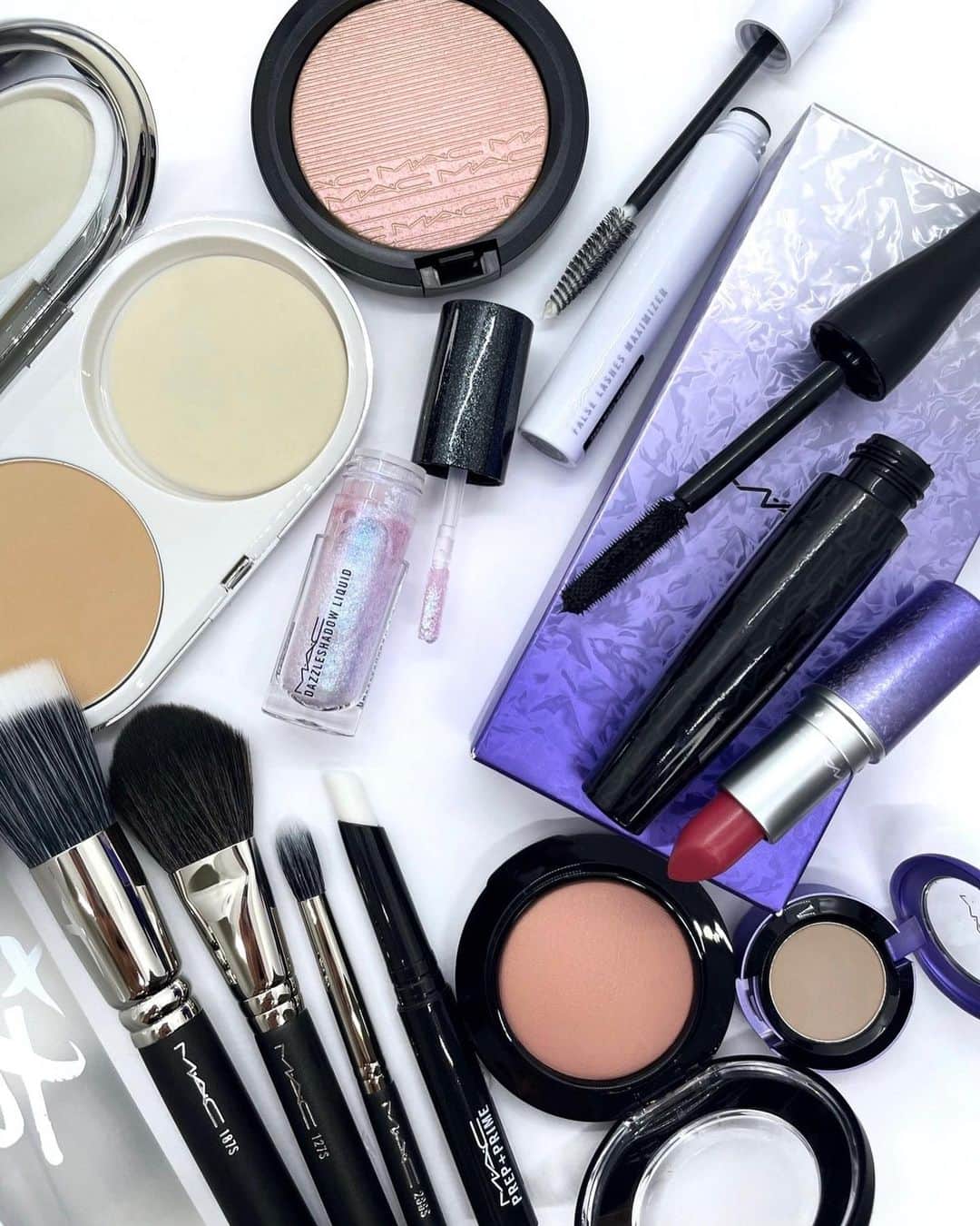 M∙A∙C Cosmetics Japanのインスタグラム：「本日の#HANKYUBEAUTYONLINE LIVE FES!  先行発売の限定キット「シングルズ デイ  M·A·C クラシックス キット」を使用したメイクアップ ライブで使用した製品はこちらです👇 ㅤ ご視聴いただいた皆さま、ありがとうございました✨ With MAI YOSHIKAWA  RINO ARAKAMI @mac_hankyu.umeda @hankyubeauty_online  　 【ライブ使用製品】 ＊EYES ☑︎《阪急うめだ本店＆HANKYU BEAUTY ONLINE先行発売》シングルズ デイ  M·A·C クラシックス キット →スモール アイシャドウ: オメガ[217ブラシ]、イン エクストリーム ディメンション 3D ブラック ラッシュ ☑︎M∙A∙C プレップ プライム 24 アワー エクステンド アイ ベース  ☑︎ダズルシャドウ リキッド: レーヨン レイズ、 ノット アフレイド トゥ スパークル[239ブラシ]、ダイヤモンド クランブルズ[286ブラシ] ☑︎フォルス ラッシュ マキシマイザー ＊FACE ☑︎ライトフル C+ ティンティッド プライマー SPF 45 [170ブラシ] ☑︎スタジオ フィックス フルイッド SPF 15 [170ブラシ] ☑︎ライトフル C+ SPF 30 ファンデーション[187ブラシ] ☑︎M∙A∙C ミネラライズ ブラッシュ: ウォーム ソウル [127ブラシ] ☑︎エクストラ ディメンション スキンフィニッシュ : ダブル グリーム、ショー ゴールド [127ブラシ] ☑︎M∙A∙C プレップ プライム フィックス+ ＊LIPS ☑︎M∙A∙C プレップ プライム リップ  ☑︎シングルズ デイ M・A・C クラシックス キット →リップスティック: シー シアー [318ブラシ]  ㅤ 【阪急うめだ本店＆HANKYU BEAUTY ONLINE スペシャル特典】(画像5枚目) ■M·A·C 阪急うめだ本店 カウンター 「シングルズ デイ  M·A·C クラシックス キット」(税込6,380円)をご購入、もしくは「LIVEを観ました」と店頭スタッフにお伝えいただいた方に、先着で「ライトフル C+ SPF 30 ファンデーション」＆「M∙A∙C プレップ プライム フィックス+」のサンプルセットをプレゼント✨ さらに！ 「シングルズ デイ  M·A·C クラシックス キット」 をご購入いただいた方に、先着でオリジナルポーチをプレゼント🎁 ■HANKYU BEAUTY ONLINE ライブご紹介製品のポイントが20倍✨その他M·A·C製品のポイントが10倍に！ さらに！お好きなM·A·C製品を税込5,500円以上ご購入で「ライトフル C+ SPF 30 ファンデーション」＆「M∙A∙C プレップ プライム フィックス+」のサンプルセットをプレゼント🎁 ㅤ #MACCosmeticsJapan #MACコスメ#MACCosmetics #コスメ #メイク #コスメ好き #メイクアップ #MACリップ#リップ#リップメイク#リップスティック#ボリューム#ぷっくり#マットリップ#リップマニア #アイシャドウ#キラキラ#キラキラメイク#限定#限定コスメ」