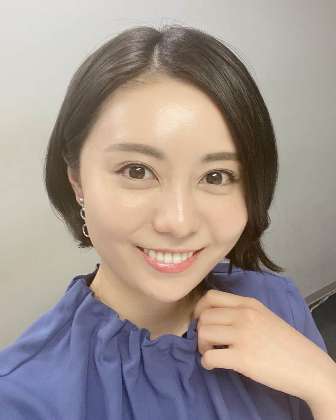 瀧口友里奈のインスタグラム：「・ こんにちは😊 今から、とても楽しみにしていた久々の舞台を観に行ってきます❕ ・ もちろんマスク着用、アルコール消毒、感染症対策を心がけて😷行って参ります😌☘️ ・ 皆さん、素敵な週末をお過ごしください💐 ・ 写真は今週の生放送の衣装です。 首回りが素敵で、お買取させていただきましたよ👏🏻 ・ #観劇 #舞台鑑賞 #衣装  #アナウンサー #キャスター #セントフォース #瀧口友里奈」