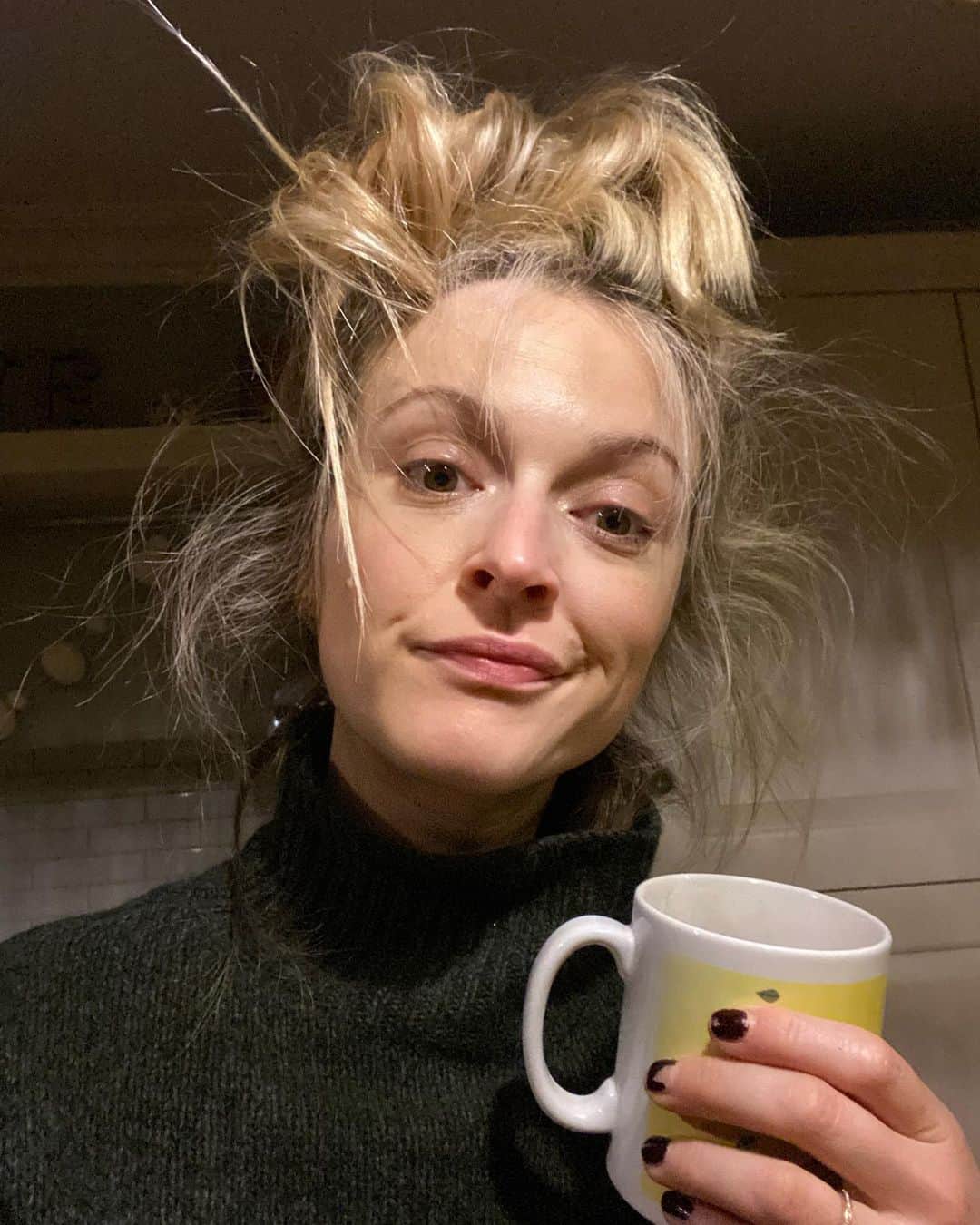 ファーン・コットンのインスタグラム：「Went out with my best mates last night. Humans that I’ve known for 30 odd years. Family. I love them with all my heart and am beyond grateful to have them in my life. We laughed (in an outdoor area before the insta police chip in) and drank (I had my first drink in monthsss) so it’s only natural that I’ve been awake since 5 am sat in the kitchen on my own necking coffee. Feeling grateful for these brilliant women in my life and wondering what the hell is going on with me hair. Have a lovely weekend you lot.」