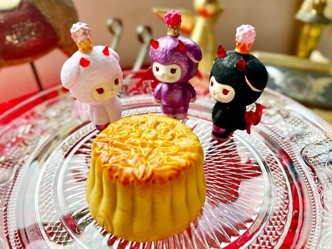 加倉井ミサイルのインスタグラム：「#ワルミミ たちは横浜中華街で月餅🥮抹茶味をゲットした！　 しっとりとした皮をはがすと、中からは甘くほろ苦い鶯色の餡がでてきた。  『クックック…おいしい〜🦇😈🦇』  #今日のミミちゃん🐏 #todaysmimi🐏 #ワルミミ #warumimi #ソフビ #sofvi #vag22  #medicomtoy #絵本  #manga #cartoon #cartoons  #painting #illustration #art #artwork #artist #picturebooks #Childrensbook #childrenbook #stuffed #softtoy #softtoys #stuffedanimals #stuffedsheep  #sheep #happy #月餅  #cake #yummy」