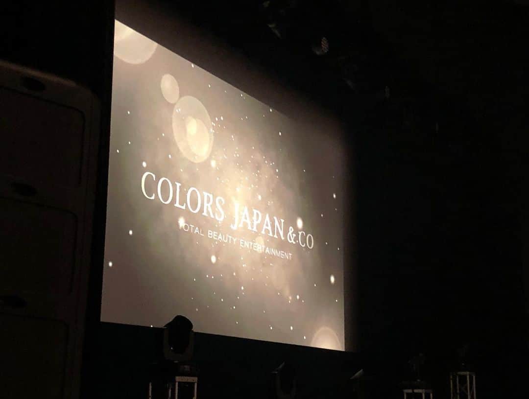 南早苗のインスタグラム：「一年の締めくくりの月。  先日、COLORS JAPAN&co 様　 @colorsjapan_insta  のアワードの司会をぶんぶんボウルのお二人と共にさせていただきました。 @bunbunbowl @bunbuntoyoshige   普段からこのグループの美容室に通い、非日常の心地よさを体感しています✨  新型コロナの感染予防対策をしっかりととった上で、今年のアワードも開催できて本当に良かった。  社員の皆さん一人一人にスポットが当たるこの会✨ 大変なことが多い2020年ではありますが、 この時間は「希望」があふれていました✨✨  池田社長！ @ikeda_satoshi  さん　 これからも若いスタッフの皆さんのエネルギーを浴びて、私も若返り作戦狙いますねw ありがとうございました💓 社長と写真を撮るのを忘れちゃった😭  #colorsjapan  #美容 #美容室　#ぶんぶんボウル　#吉本芸人　#着物　#加賀友禅」