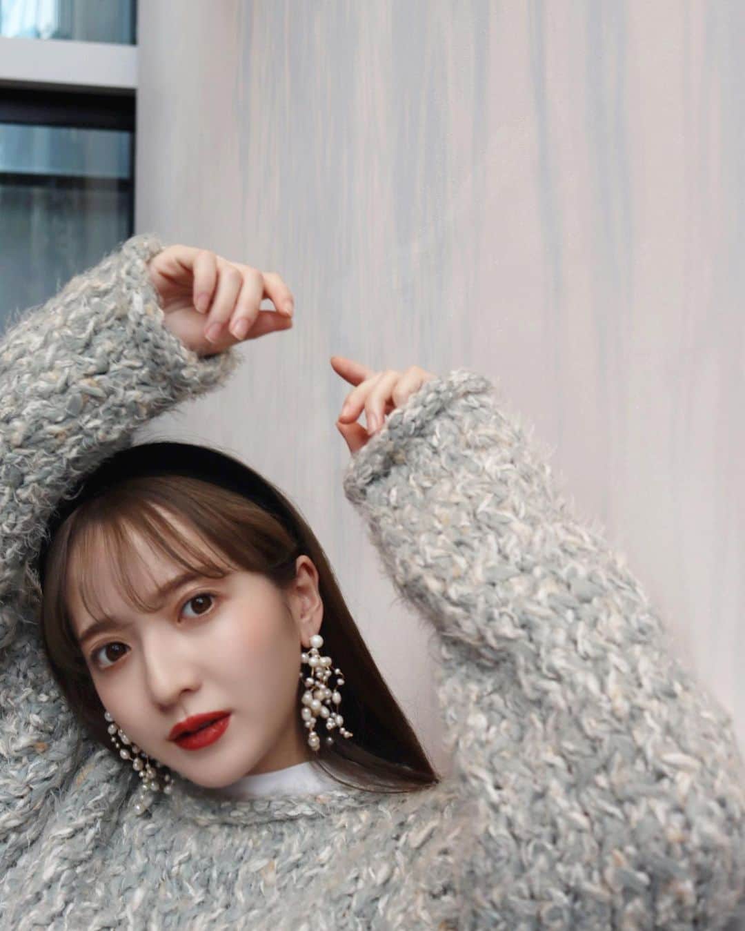 平木愛美のインスタグラム：「こうして、ニットに合わせるデイリー使いにも可愛い、パールシャワーピアス…【Inès】⚪️  デニムとか、カジュアルなコーデに合わせるのも♡ いまの季節はもちろん、夏にも。オールシーズン可愛いよ〜〜！  ちなみに、knitも今季お気に入りの洋服ですっ。  #マタニティコーデ  すでに懐かしい臨月…！ お腹おっっっきかったなぁ。  受注開始からの早速、ピアス（イヤリング）をご購入くださった皆様ありがとうございます🕊🤍 皆さまのもとに届く日がとっても楽しみです！！！  〜12月17日（木）まで期間限定受注💎💠 @lilasmillesime_official  × manamihiraki  今回の３型のなかでも、やはり特にこのパールシャワーは一番人気みたいです…💕👑」