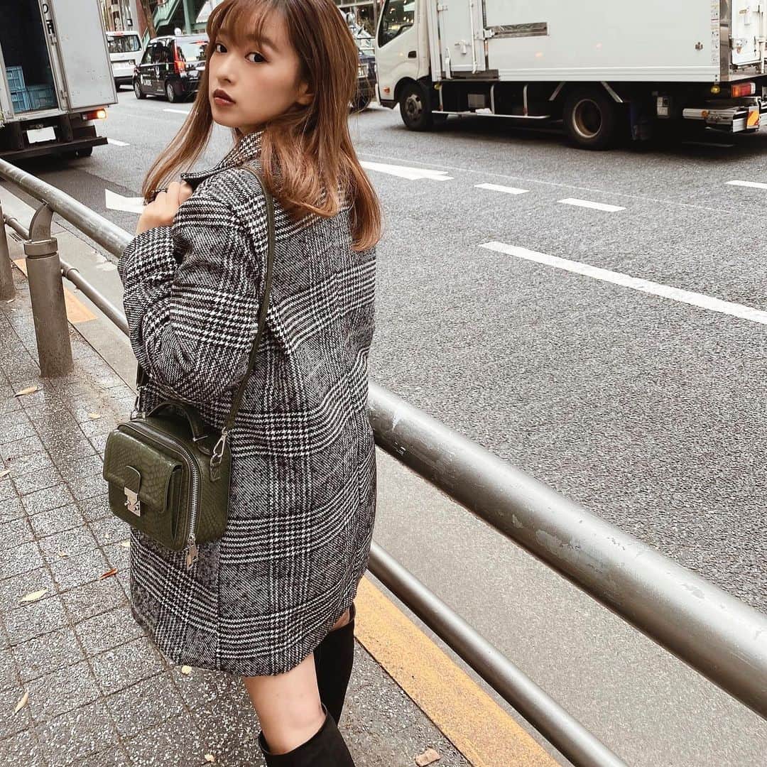 村崎英絵のインスタグラム：「このコート私の身長でもロングブーツを履いた時に肌が見えてつながらない丈感が好き♡ ㅤㅤㅤㅤㅤ  今日はどこに行こーかなぁ？🤔💕 ㅤㅤㅤㅤㅤ ㅤㅤㅤㅤㅤ  ㅤㅤㅤㅤㅤ  #チェックコート #ロングブーツ #クリスマスコーデ #ロングコート #ストレートヘア  #低身長コーデ #低身長ファッション #おちびコーデ ㅤㅤㅤㅤㅤ ㅤㅤㅤㅤㅤ」