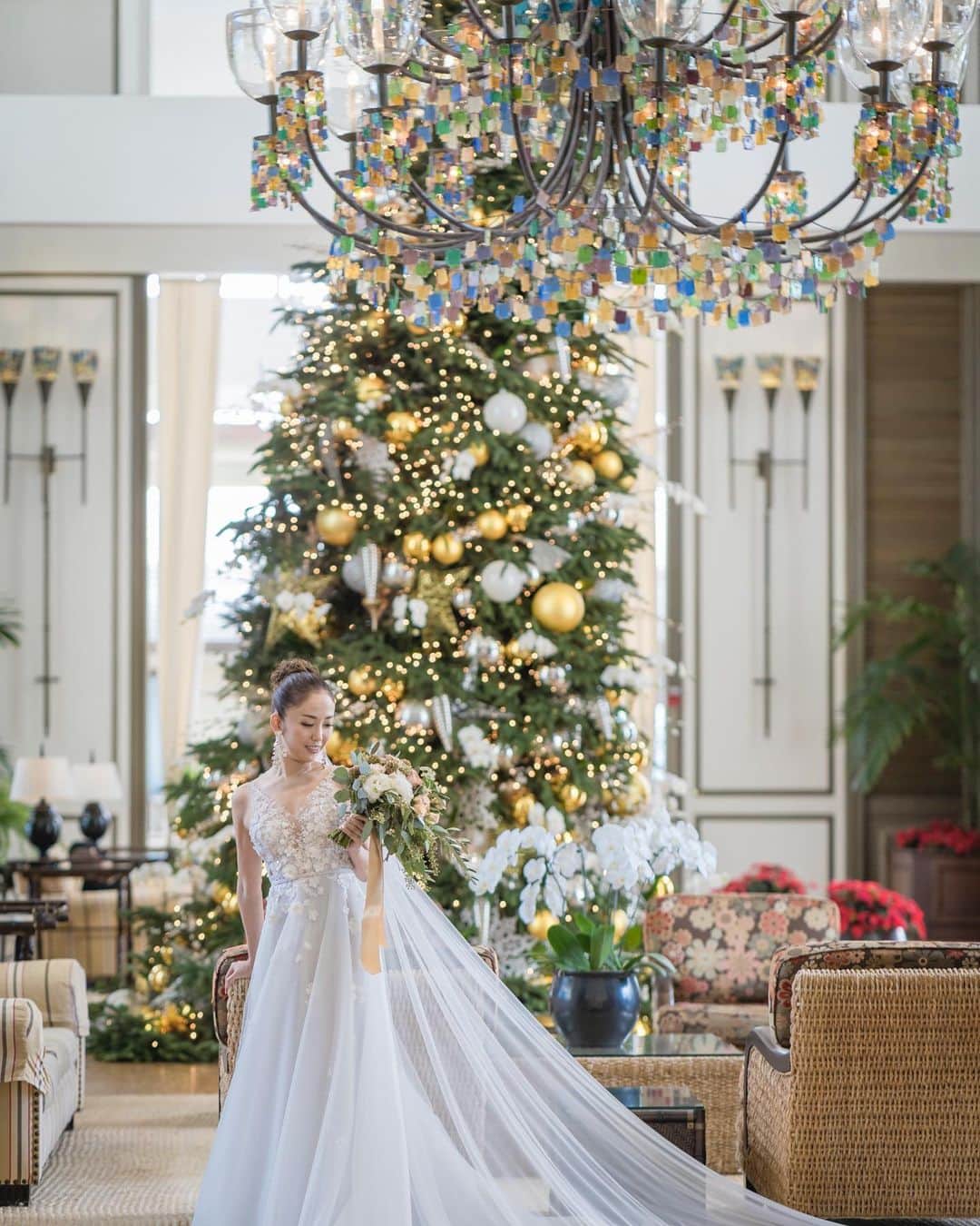 RealWeddingsのインスタグラム：「Happy Holidays! 皆様、素敵なホリデーシーズンをお過ごしください♡ ﻿ Planning:@realweddings_hawaii﻿ Photo:@iluminiphoto﻿ Hair&Makeup:@machi.hawaii.makeup﻿ Florals:@flowersfortwo﻿ ﻿ #ハワイ挙式#ハワイウェディング#ハワイ婚#リゾ婚#ハワイフォトツアー#ハワイ前撮り#ガーデンウェディング#カハラホテル#カハラウェディング#リゾ婚ハワイ#プレ花嫁#ハワイウェディングプランナー#フォトウェディング#海外挙式#日本中のプレ花嫁さんと繋がりたい#全国のプレ花嫁さんと繋がりたい#2020冬婚#2021春婚#結婚式準備﻿ #hawaii#wedding#kahalahotel#kahalawedding#instawedding#instaphoto#hawaiiwedding#hawaiiweddingplanner#realweddings_hawaii」
