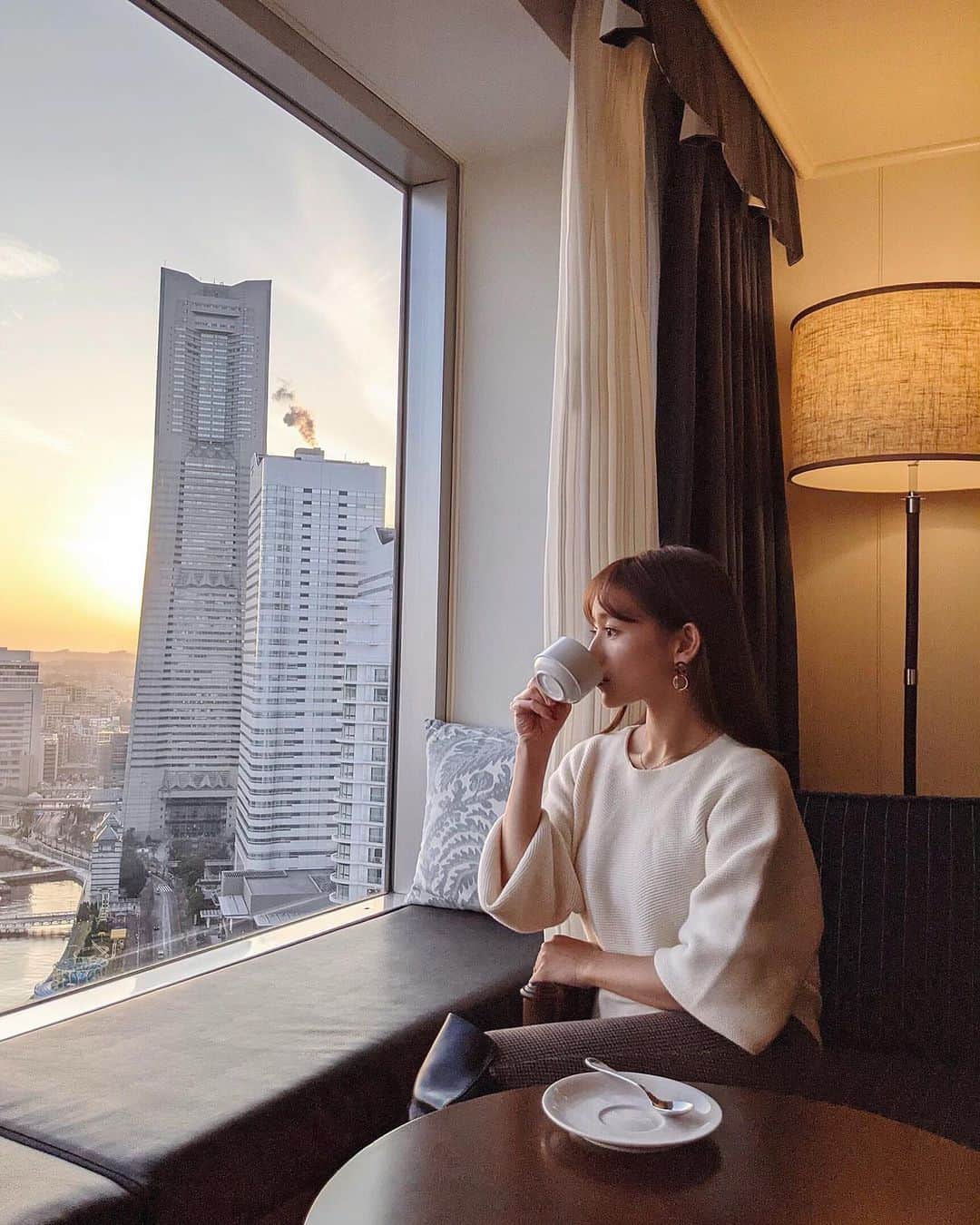 のインスタグラム：「. . 冬でも冷たい飲み物オンリーだった私ですが、今年からやっと温活を始めることにしました☺️ . 体温が低いと、頭痛や便秘、肩こりなどの慢性的な不調が出やすかったり、痩せにくい・肌のターンオーバーが遅いなど…挙げればキリがないですが、健康にも美容にも悪影響があるそうです。 . 今に知った訳では無いのですが "そうなんだ、ふーん" くらいに流していた私😥 だけど最近は、寝不足や育児疲れなどすっきりしない日々が続いていて、ましてやこうゆうご時世ですので免疫力を高めたいなと思ったのがきっかけです✨ . 私の温活の第一歩は、ジンジャーティーを飲むこと☕️ 手軽で美味しい温活小町を飲んでいます🧡 ほんのり甘さがあって、飲んだ瞬間にホッとする😌 本当に身体が温まる感じ💕 . これからまた寒くなるので皆さんも身体を温めて風邪などひかないで下さいね✨ . #紅茶 #ジンジャーティー #生姜紅茶 #温活小町 #温活 #免疫力アップ #ティータイム #一息 #紅茶のある暮らし #紅茶好きと繋がりたい #姉妹ママ #ママライフ」