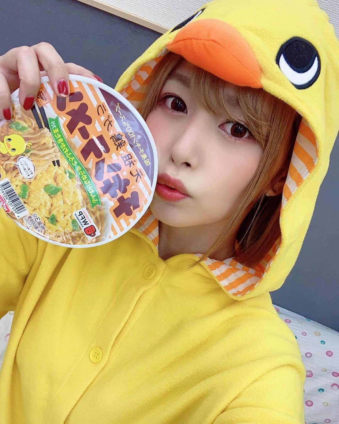 紺野ひかるのインスタグラム：「. チキンラーメンのひよこちゃん🐣🐤 . . #紺野ひかる #こんぴか #セクシー女優 #AV女優 #チキンラーメン #ひよこちゃん #🐣」