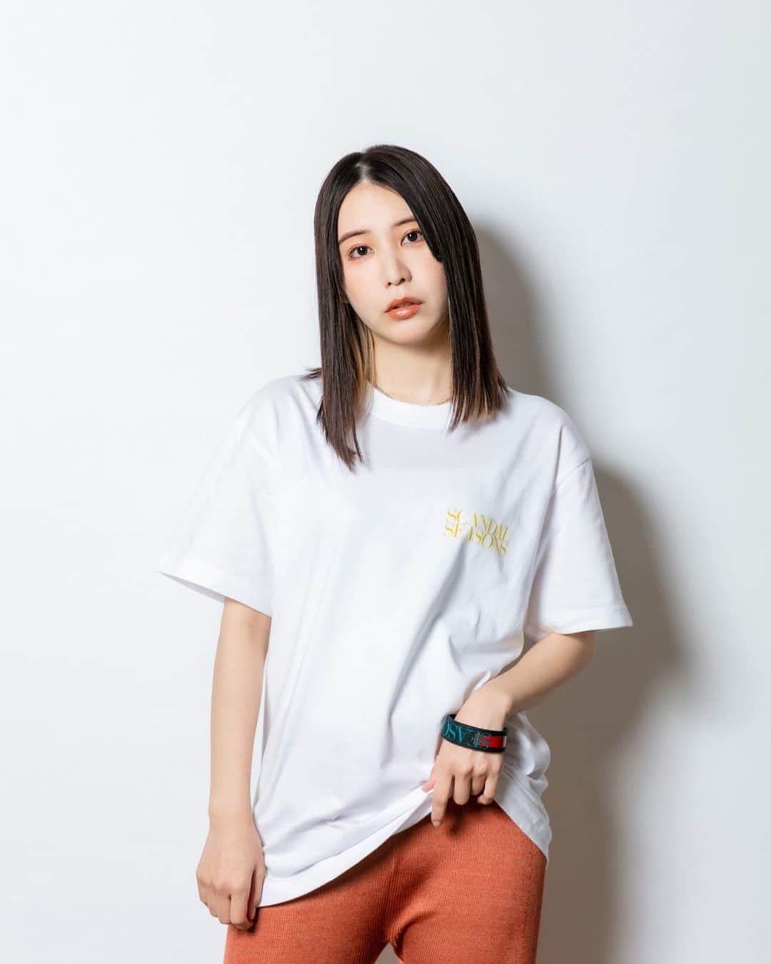 SCANDALさんのインスタグラム写真 - (SCANDALInstagram)「SCANDAL『SEASONS』collaborated with NAKED GOODS  SEASONS T-shirt(WHITE)  SIZE:S/M/L/XL ※写真はMサイズ着用 ¥3,000(+TAX)  photo by @k_amirin_photo  #scandal #scandal_seasons」12月12日 15時57分 - scandal_band_official