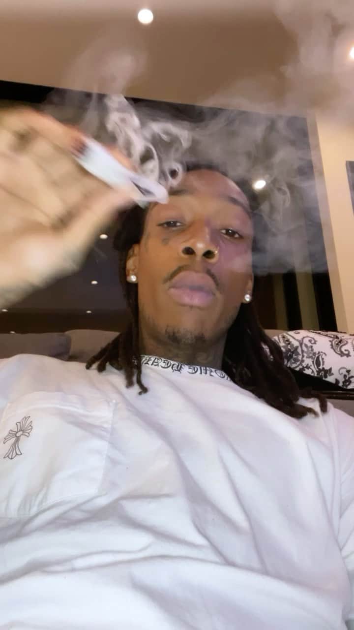 ウィズ・カリファのインスタグラム：「Cap u always smokin 🦈💕」