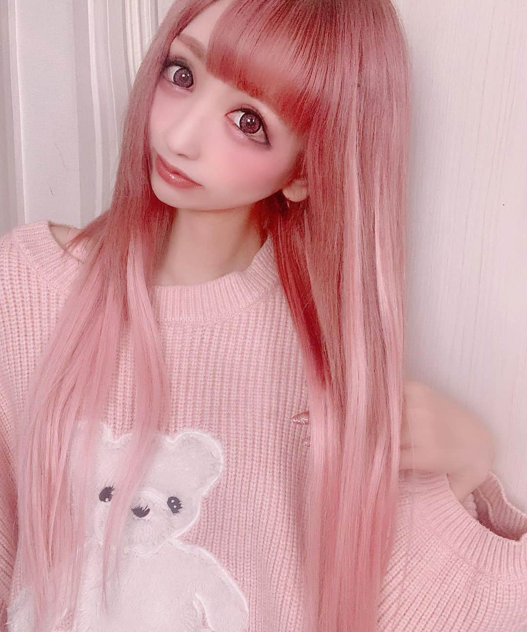 桜咲姫奈さんのインスタグラム写真 - (桜咲姫奈Instagram)「最近お気に入りのシャンプー💕  ismのshell Pink🎀 (@mon.chou.chou.official )  見た目もPinkで可愛いからバスルームに置いてるだけでも気分上がるし、匂いもめっっちゃいいから気合い入れたい日の前とかに使うのも🙆‍♀️💓  髪の毛もサラサラになるからすごいオススメだよ〜💕💕 ･ #シャンプー  #ismシャンプー   #ピンクカラー」12月12日 16時06分 - himena_ousaki