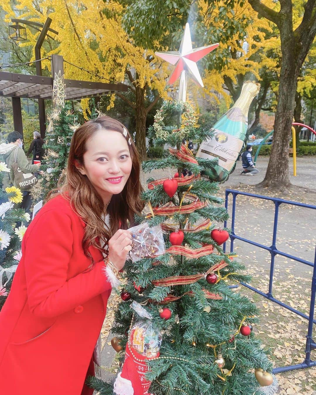 三上玲奈のインスタグラム：「みんなに笑われてる私のツリー🎄 時間がなくて思うようにオーナメント買えず、後からライトつけました😂  か、可愛いでしょ？  ヒビヤガールもクリスマスツリーコンペティションに参加していますので、三上のツリーを見つけたら、インスタに写真を載せて、以下のハッシュタグ付きで投稿して下さい↓🥺❤️  【#クリスマスガーデン　#クリスマスツリーデザインコンペティション　#クリスマスツリーNo.004】 で投票してね😃  ⭐️三上は先輩チームなので参加してませんが、新人ヒビヤガールの7人はコンテストをしています。お酒を買うと貰える投票券で投票してね❣️ 貰えない時は下さいと店員に言ってください😃  ⭐️ソーシャルディスタンスや大声、なるべくマスク着用などご協力お願いします。 入場の際には検温、アルコールお願いしております❣️  ⭐️会場内はキャッシュレスです。【クレジット、Suica、PayPay、ID,nanaco、楽天edy,QUICPay、りそなwallet,ALIPAY,We ChatPay】をご用意下さい😃  ⭐️グラスのデポジットは1000円現金です💦  ⭐️現金ご希望の方は金券販売しています💴が、お釣りはでませんので出来ればキャッシュレスがオススメです❣️  #三上玲奈　#ヒビヤガール　#クリスマスガーデン　#芝公園　#ヒビヤガーデン　#ビール女子」