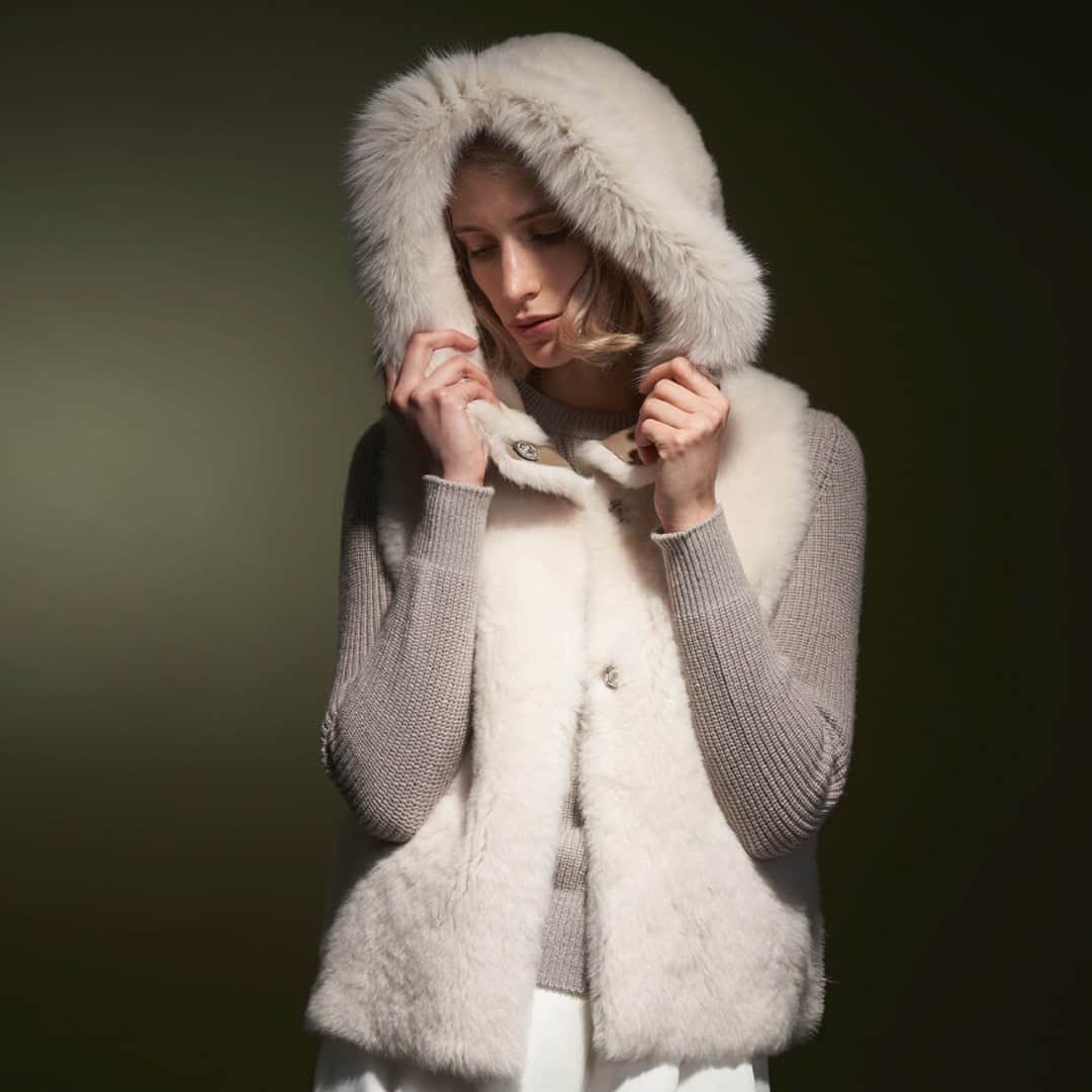 カールドノヒューさんのインスタグラム写真 - (カールドノヒューInstagram)「Baby, it’s cold outside...⁠ ⁠ Let me introduce you a practical and beautiful piece, which can be worn indoor an outdoor, our cashmere touch shearling gilet with Saga fox fur hood trim. ⁠ ⁠ Shop our  at ⁠ www.karldonoghue.com⁠ ⁠ #karldonoghue #shearling #madeinengland #sagafurs  #luxuryfashion #wintervibes #⁠luxurylifestyle⁠ #gilet⁠ ⁠ Photography @rgbdigital⁠ Styling @kanakosato1019⁠ @sagafurs」12月12日 16時01分 - karldonoghue