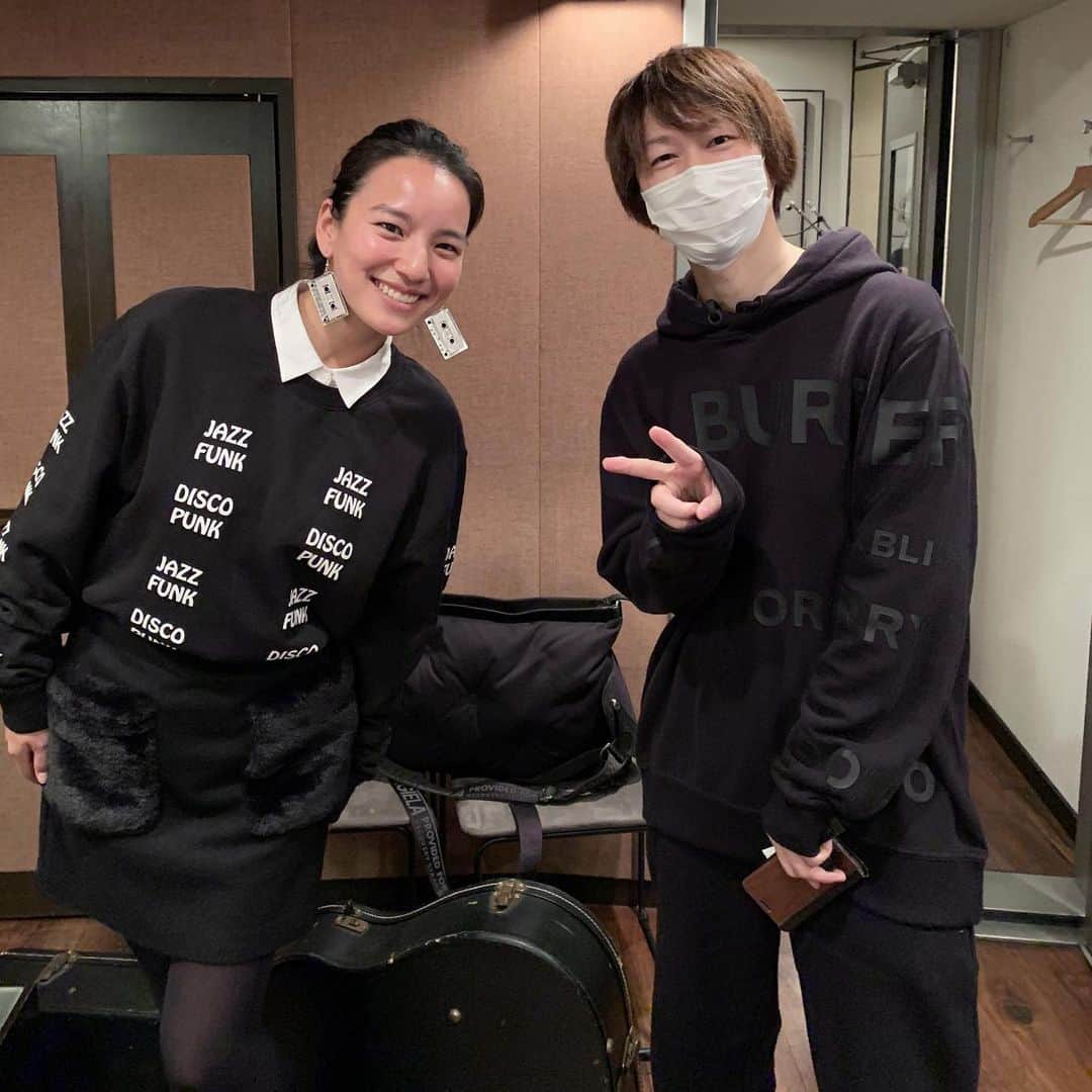のインスタグラム：「ギターはコジローさん！マーチンもギブソンも最高にいい音色でした！いっぱいわがまま言ってすみません！ありがとうございました✨  #佐々木コジロー貴之  #レコーディング#ありがとう #recording #thanyou」
