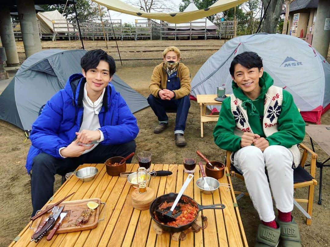 日本テレビ「おしゃれイズム」さんのインスタグラム写真 - (日本テレビ「おしゃれイズム」Instagram)「. ロケ裏話㊙️ スーパーご多忙のおふたり なかなかスケジュールもあわないかなぁ なんて思っていたら 奇跡的に‼︎ロケが実現😻 実はこの日、 雨予報☔️で撮休 だったそうで 雨で撮休なのに キャンプロケ⛺️って！ と思わず藤木さんの ツッコミが(笑) バカなスタッフですみません😹 でもこれまた奇跡的に ほぼ雨降らず無事ロケ終了☺︎ 暖かい火の前で ちょっとした癒しの時間でした。 #おしゃれイズム #藤木直人 #松下洸平 #キャンプ #ロケの裏側 #雨降ってないと言い張る #リモラブ #姉ちゃんの恋人 #見てね #他局だけどね」12月12日 16時09分 - oshare_clip_ntv