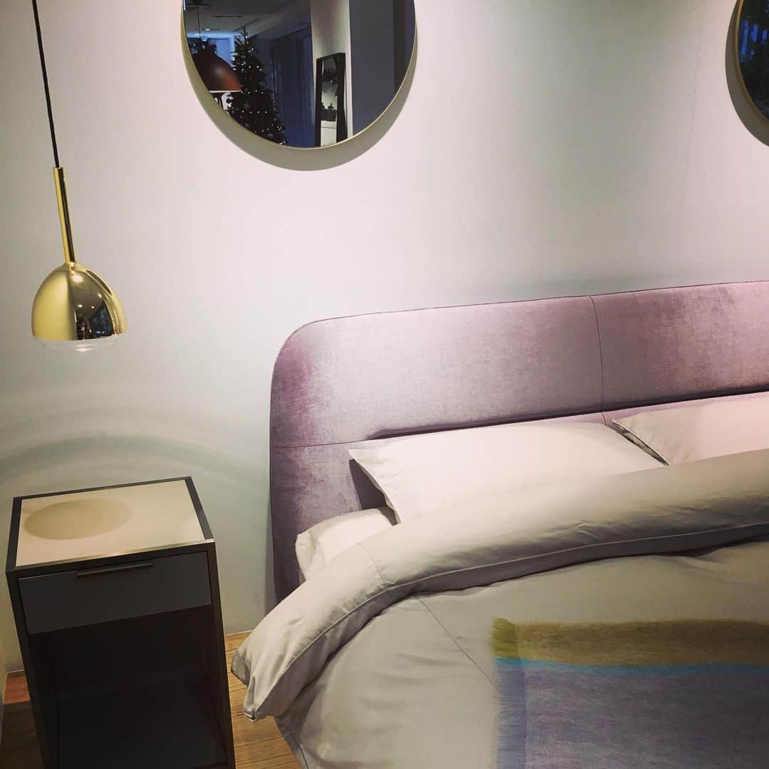 ligne roset shopさんのインスタグラム写真 - (ligne roset shopInstagram)「銀座店に久しぶりにベッドが入荷いたしました✨  　　LINEの美しい【ULTIME】（ユルティーム）はやわらかなカーブがやさしい時間をくれます✨  ヘッドボードにはたくさんのウレタンが入っているので 眠る前のひとときに、ゆったりと もたれかかっていただけますよ🛏☕️  @ligneroset_jp  #ligneroset#lignerosetginza#ginza#bed#interior#design#life#room#disigner#philippenigro#ultime#relax#relaxtime#winter#wintersale  #リーンロゼ#リーンロゼ銀座#銀座#インテリア#デザイン#インテリアショップ#家具#かわいい#おしゃれ#お家時間#ベッド#ユルティーム#リラックス#ウィンターセール」12月12日 16時11分 - ligneroset_jp_shop