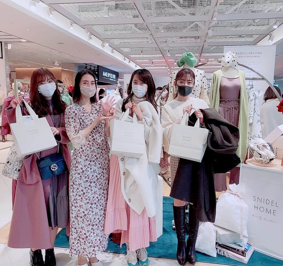 岩佐美咲のインスタグラム：「@snidel_official から新しく誕生したルームウェアブランド、 @snidel_home_official のポップアップストアへお邪魔させてもらいました！﻿ ﻿ どれも本当に可愛くて…﻿ その上肌に優しい生地を使っていたりと﻿ デザイン性と着心地を両立させた部屋着だそう﻿ ﻿ プレゼントにしても絶対に喜ばれるんじゃないかなあ☺️✨﻿ ﻿ 愛ちゃんとお揃いで、ナイトブラと着圧ソックス購入したのですが物撮りのセンス皆無ですので気になる方は愛ちゃん @lovetannnnnn の投稿でご覧下さいw﻿ ﻿ 12月11日〜12月25日まで新宿ルミネ2にて開催です🐹﻿ ﻿ ﻿ ﻿ ﻿ #スナイデル #スナイデルホーム #ルームウェア #部屋着 #新宿ルミネ2 #新宿 #ポップアップストア #ナイトブラ #着圧ソックス #snidel #snidelhome」