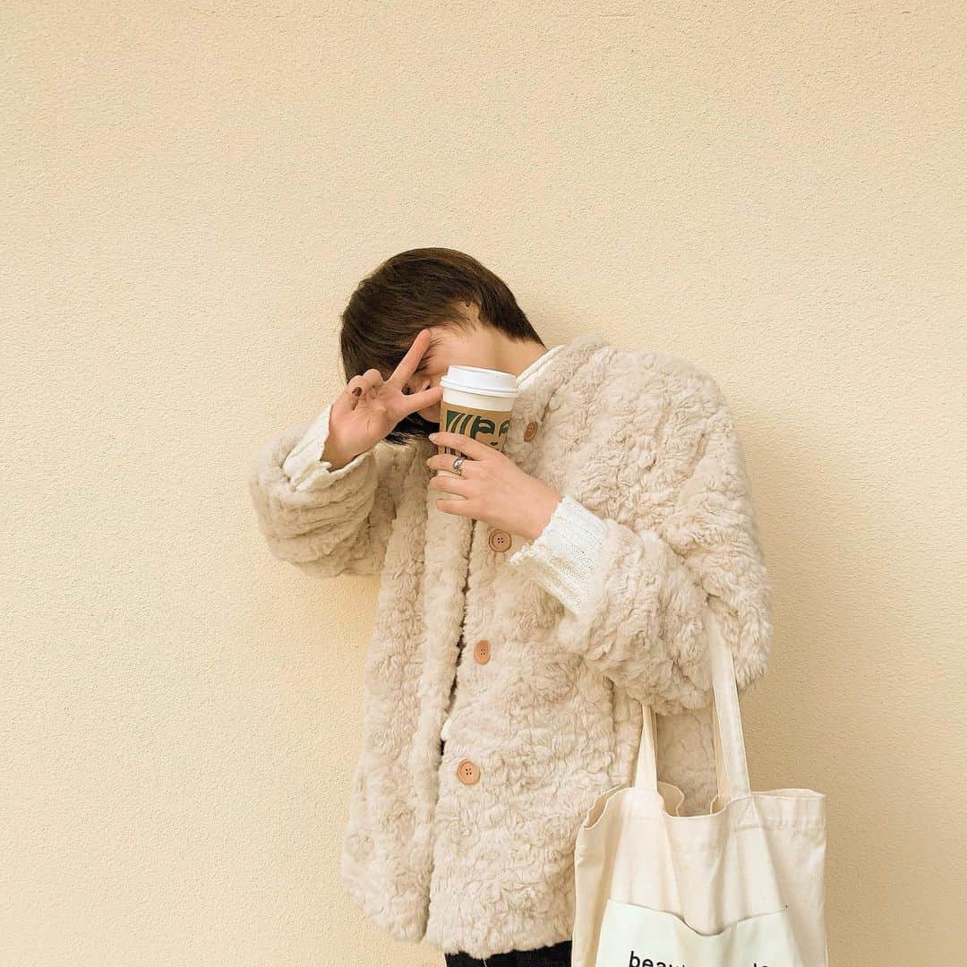 前田亜美のインスタグラム：「. . 寒くて寒くて最近はずっとホットドリンクを飲んでます☕💭. . 朝も夜も日中も白湯を飲むようにしてから、体調よくなった気がする𓂃𓈒𓏸. . . モコモコのアウターも手に入れた🌷. . @holidayandholiday_official」