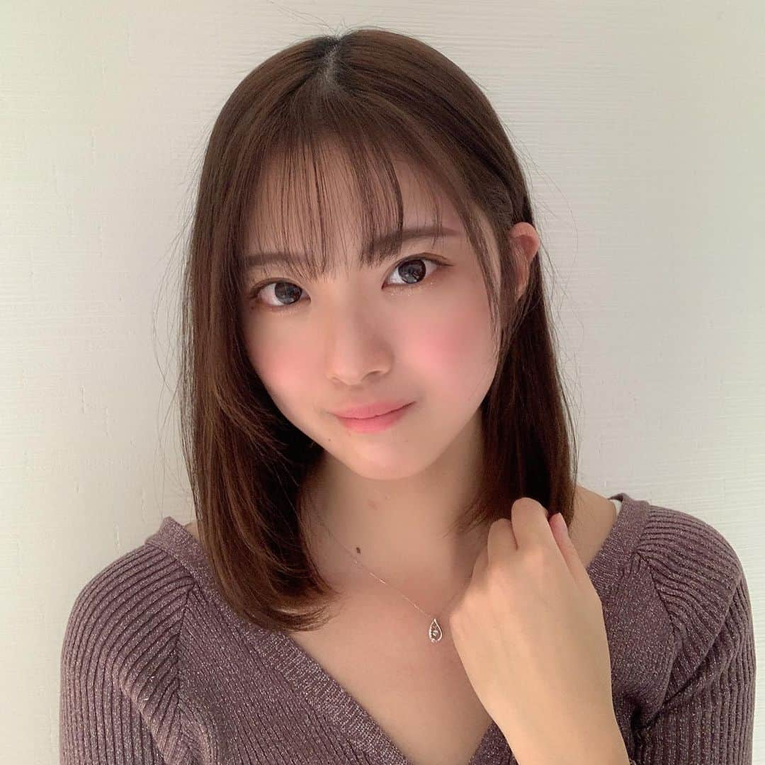 山田杏奈のインスタグラム：「表参道の美容室、polonさんでトリートメントをして頂きました♡♡﻿ ﻿ びっくりするくらいサラサラになって自分の髪にうっとりしてしまいました…💇‍♀️💜﻿ ﻿ トリートメントの香りも良くて﻿ つい気持ちよくて眠くなってしまいました…😪﻿ ﻿ また定期的にトリートメントでケアして綺麗な髪を保ちたいと思います🎶﻿ ﻿ ありがとうございました！ 🌟 @kzoo1120 🌟 ﻿ #トリートメント#ヘアトリートメント  #サロモ #サロモ募集  #サロモ募集中 #サロモ希望」