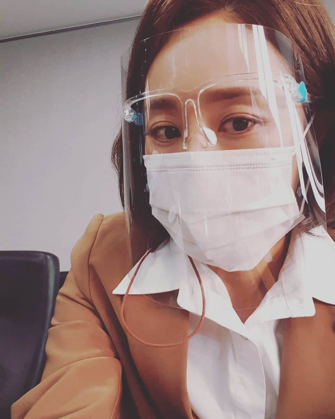 ムン・ジョンヒさんのインスタグラム写真 - (ムン・ジョンヒInstagram)「#촬영중 #코로나대비 #faceshield #잠깐쉴때 #마스크필수 #철저한 #현장상황 #모두조심하세요   마스크로 가리고 쉴드끼고~~ 촬영장에서도 모두 조심조심~  @i_icaruswalks 쉴드 땡큐♡」12月12日 16時19分 - jeonghee_moon