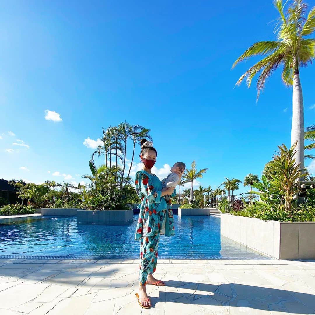 DJ JUICYのインスタグラム：「先月お仕事の都合で、急遽弾丸1泊で石垣島に行って来ました👨‍👩‍👦🌴 息子👶初めての外泊⤴️✨ 《フサキビーチリゾートホテル》 に宿泊してホントに良かったです🙌🙌🙌✨  ウェルカムベビーの宿で🏨🤱 ベビーカー、赤ちゃんに必要なオムツ、哺乳瓶消毒、ベッド、椅子、その他色々、レンタル&購入する事が出来て、キッズスペースもあって一時預かりもしてもらえる👏　荷物が減らせる🧳なんて最高なんだ⤴️🤩✨  そして朝食のブュッフェでは、子供に必要な椅子やお皿や、席を用意してくれていました(息子にはまだ必要なかったけど)✨ なんせ初めての外泊で不安な気持ちもあったけど、色々サポートしてもらえて安心して宿泊できました☺️💖　  そして何よりも私のテンションが上がったのは、音楽が流れてる事♫ 海外だと絶対だけど‼️日本て無音か、BGM音量小さめな所が多いじゃん😩😩😩  プールバーや、レストラン、廊下に洋楽がそれなりの音量でながれてたのがテンション上がった⤴️😆😆😆💖  またプール入れる時に来たいなぁ😃⤴️🌴  記念すべき息子初めての外泊先に選んで良かったです☺️🙌✨  #息子 #初めてのお泊まり #ウェルカムベビーのお宿  #リゾートホテル  #石垣島」
