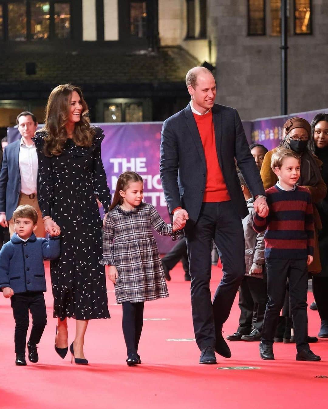 Vogue Italiaさんのインスタグラム写真 - (Vogue ItaliaInstagram)「Yesterday evening the Duke and #DuchessOfCambridge made their first public appearance with their children since the beginning of the pandemic walking the red carpet at the London’s Palladium Theatre to attend a special pantomime hosted by the National Lottery. Discover more via link in bio.」12月12日 16時31分 - vogueitalia