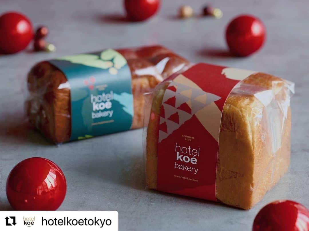 コエのインスタグラム：「#Repost @hotelkoetokyo with @make_repost ・・・ ・ hotel koe bakery ・ hotel koe bakery では食パン4種をクリスマスオリジナルパッケージでご用意しております。 いつもの食卓やホームパーティー、お土産にぜひご利用ください。 ・ 🎍 年末年始　営業時間のお知らせ🎍 いつもhotel koe tokyo をご利用いただきありがとうございます。 以下の通り、年末年始の営業時間を変更させていただきます。 ・ 12／31(木)  　1F koe lobby & bakery 7:30-18:00 　2F koe (アパレル) 11:00-18:00 1／1(金) 　1F koe lobby & bakery 通常営業(7:30-20:00) 　2F koe (アパレル) 10:00-18:00  ＊状況により再変更になる場合があります。その際はまたこちらにお知らせをさせていただきます。 ・ ※現在、新型コロナウイルス感染拡大防止の為、営業時間を縮小して営業しております。 ・ koe lobby 渋谷　(hotel koe tokyo 1F) morning : 7:30~11:00(l.o.10:30) lunch : 11:00〜15:00 (l.o.14:30) tea time〜:15:00〜20:00(l.o.19:30) ・ 〒150-0042 東京都渋谷区宇田川町３−７ tel.03-6712-7257 ・ #koe#koelobby#hotelkoe#tokyo#shibuya#shibuyacafe#japan#bread#일본 #시부야 #아침 #コエ #コエロビー #ホテルコエ#渋谷 #渋谷カフェ#hotelkoebakery#ホテルコエベーカリー#池田浩明#🍞」