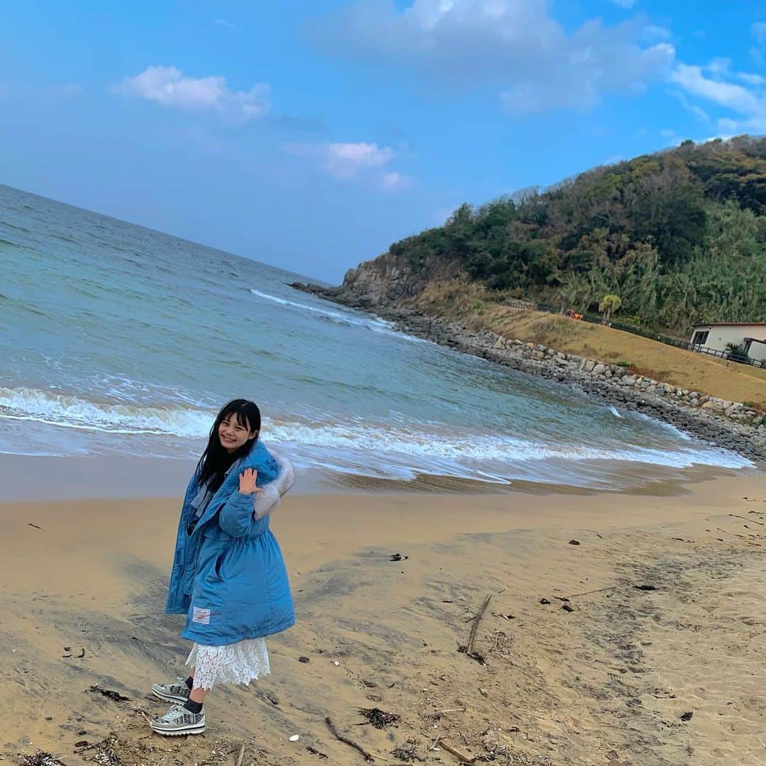 村川緋杏さんのインスタグラム写真 - (村川緋杏Instagram)「🐳 . . . 糸島の海〜✨ どこを切り取っても綺麗だからすごい☺️ . . 海行く人の格好じゃないし メイクしてないけど😂 . . お気に入りの 韓国で買ったダウンです🥰 . .」12月12日 16時32分 - murakawabibiann