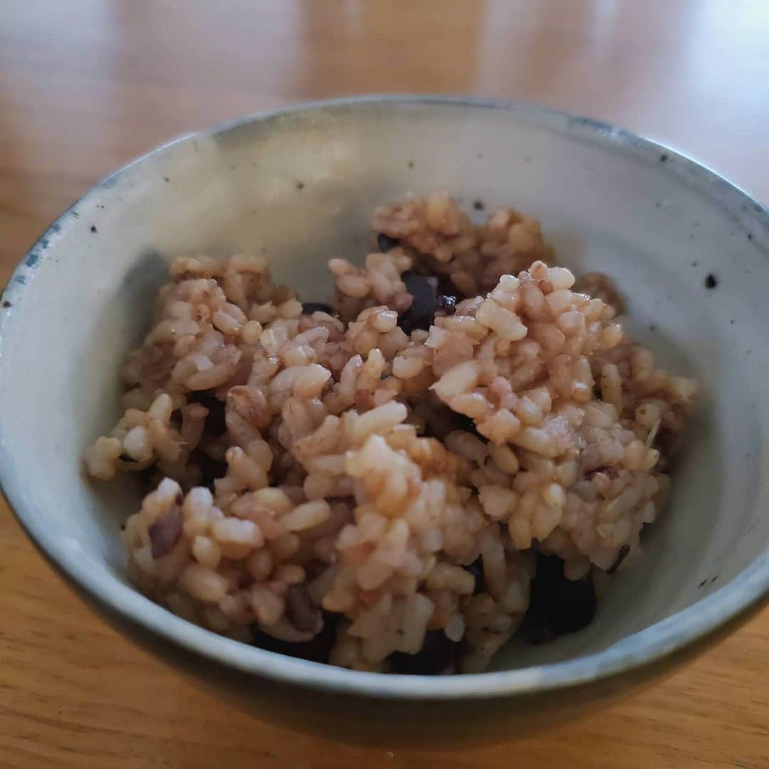 保坂玲奈さんのインスタグラム写真 - (保坂玲奈Instagram)「天才的に美味しい酵素玄米を自宅で🥺🤍  一汁三菜をいつも意識してるけど ロールキャベツは汁物って事にしておこう🤫  お米って日本人なら毎日食べる方が 多いと思うのですが､ 毎日食べるものだからこそ､ 質を大切にしたくて 最強の電子圧力炊飯器で炊きました。 ︎︎︎︎︎︎☑︎ @cuckoojapan_official  通常何時間も水に浸けないと炊けない玄米も 1時間程で炊けてしまう､ソフト玄米モードだと これがもっちりしてほんと美味しい🥺 玄米のボソボソ感が苦手な人に是非食べて欲しい！  玄米を自動で発芽させてくれるから 発芽玄米もたったの5-6時間ほどで作れちゃうし､ 発芽玄米を炊く時に小豆､塩を入れて炊いて 3日間保温機能をつけたまま毎日混ぜると 寝かせ酵素玄米にもなる🥺  いつも寝かせ酵素玄米はデパートで 炊けたものを買っていたので 家で簡単に出来るのが嬉しすぎる...🥺  寝かせ酵素玄米は旨みがあって もっちりしていて､おかずなしでも食べられるくらい！ 出先で健康に良いものをぱぱっと食べれない時も あるし､おにぎりにして持ち歩こうかな🍙  そして電子圧力炊飯器は 圧力料理も楽しめるのがポイント！ 安定した圧力をかけられるので 煮物と相性が良さそう...🤍  角煮やチャーシューも短時間で柔らかくなるね🥺  ヨーグルト発酵､パン焼き､蒸しも出来る万能選手なので､ 1台あると家のお料理の時短＆クオリティが上がる💞 最強すぎる...  韓国シェアＮｏ．1の人気商品！ 説明書やボタン､音声ガイドは 日本語のものだったので使い易い...🤍  まだまだ作りたい料理､機能が沢山だから また使用感をお伝えさせてもらいますね😋 . . . #CUCKOO#玄米#玄米ごはん#玄米生活 #発芽玄米#発芽玄米炊飯器#玄米ご飯#玄米食#寝かせ酵素玄米#寝かせ玄米#酵素玄米#酵素玄米炊飯器#一人暮らしごはん#電子圧力鍋#テーブルコーディネート#一汁三菜#健康ご飯#ダイエットご飯#美容ご飯#無農薬野菜#無添加ご飯」12月12日 16時36分 - __renao_0707