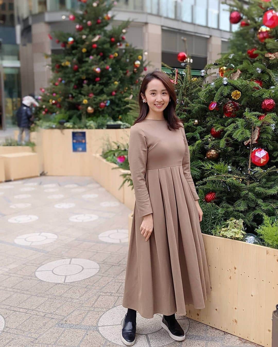 小野恵美のインスタグラム：「街はクリスマスツリーがたくさん🎄 わくわくするなぁ💓  お気に入りワンピースは @nostalgia_jp  髙田麻紀子さん @makikotakada コラボの、なでしこワンピ👗  #ワンピース #ママコーデ #nostalgia #ノスタルジア」