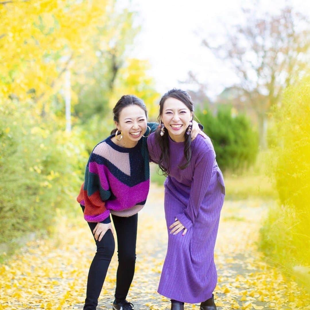 空まどかのインスタグラム：「#throwback My sister and I are always laughing when we are together. We can’t even remember what was so funny🤣 Btw, we had a shooting with autumn leaves. Look, how Japan is beautiful in all seasons...   一時帰国中には写真撮影も☺︎☺︎＊ 2人の写真ほぼ全部めちゃくちゃ笑っててね、なにがそんなに楽しかったんだろうねー♪←覚えてないww  その中でも一番のお気に入りを載せておきます♪かっこつけたり可愛くみせたりしてない感じが自然で好き♡  他の写真たちは少しずつSkyのオフィシャルアカウントの方に載せていこうかな♡ ▷@sky_simai 良かったらフォローしてね。  いつも慌ただしい一時帰国ですが、とっても充実してて大切なことを再確認させてもらえたかけがえのない時間となりました。  LAではやっぱり毎日気を張ってるみたいで、関空に着いたときに体から力が抜けたのをハッキリ覚えています。頑張りすぎないように気をつけないとね。私だからできることをこれからも模索していきたいと思います。  いつもSkyを応援してくださる皆さんには心から感謝しています。また次に会える日を楽しみに、お互い身体には気をつけて過ごしましょうね🎄🎄✨✨  Have a good weekend🌼💕  #姉妹 #姉妹デュオ #姉妹あるある #姉妹愛 #姉妹ショット #sisters #sisterslove #sistersduo #sistertime」
