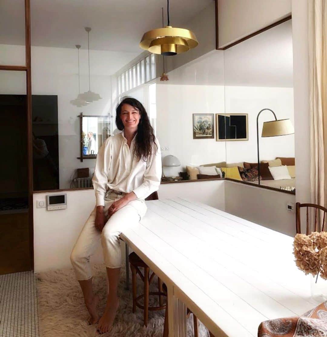 のインスタグラム：「Chez @segodeponnat Chineuse et décoratrice, son univers est délicatement vintage et poétique.  Nous avons photographié Jeanne sa fille @brownyyyy_  dans leur maison à l allure californienne. Une journée inoubliable.  Merci à toutes les deux   La boutique Beaumarchais est ouverte aujourd’hui 11-14h 15-19h Dimanche 14-18h」