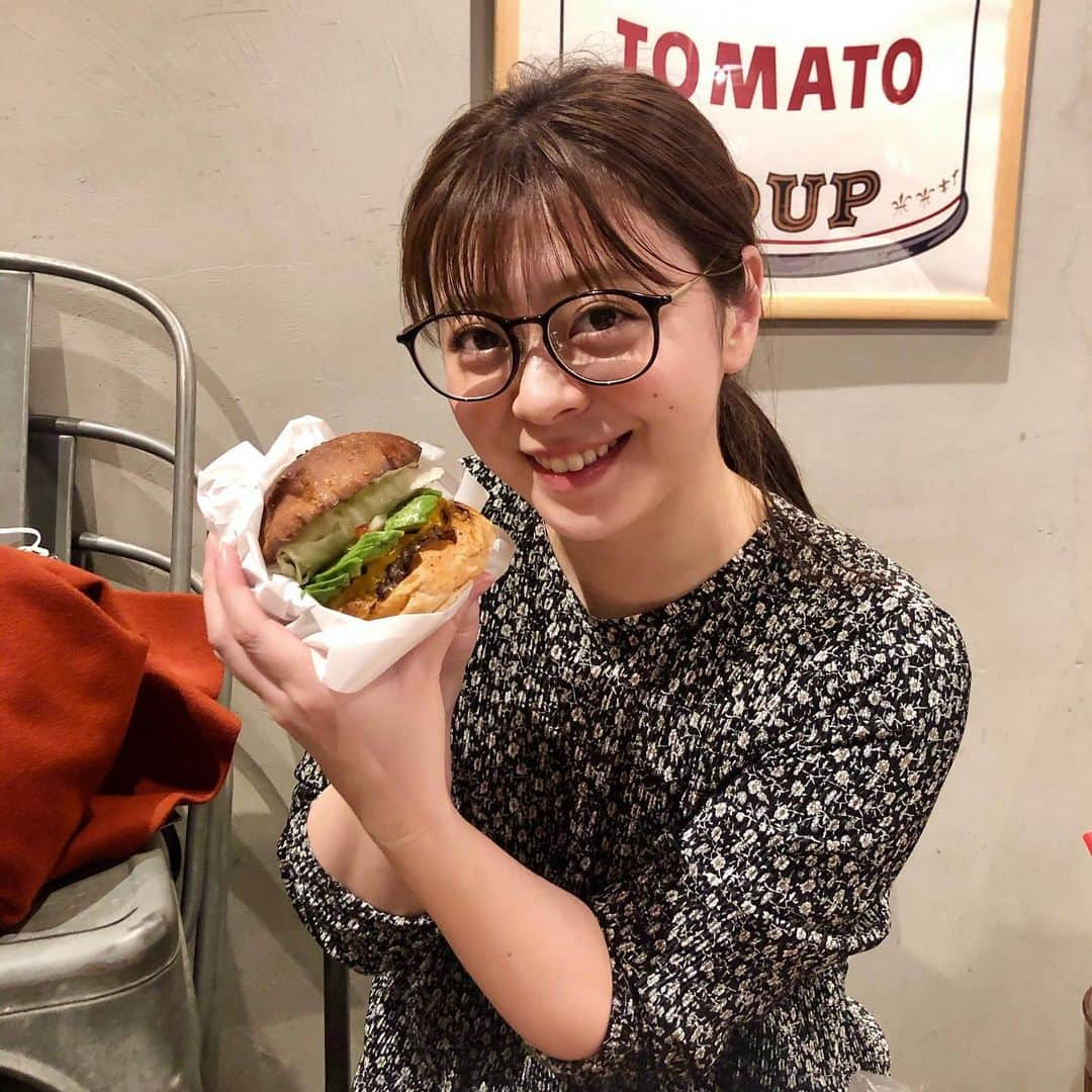 上杉桜子のインスタグラム：「マンチズバーガーシャックのアボカドチーズバーガー🥑🍔 めちゃ美味しかった💕 やっぱりハンバーガーって好きだわ😆  #マンチズバーガーシャック #ハンバーガー #久しぶりの外食 #久しぶりのハンバーガー #やっぱり美味しかった」