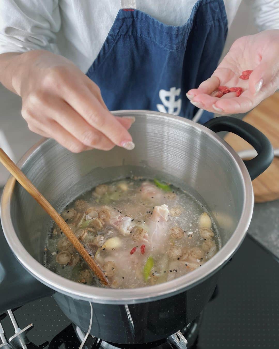 原田沙奈子さんのインスタグラム写真 - (原田沙奈子Instagram)「寒くなってきたから参鶏湯♡  せっかくだから韓国料理で楽しもう！ で、チャプチェとナムルとキムチ付き。  参鶏湯は圧力鍋で15分でホロホロになる。 丸ごとの鶏で本格的にしようかと思ったけど冷凍庫に手羽元があったから、こっちで。 （手羽元の方が作りやすいし食べやすいしーとサボった訳ではないアピール）  材料炒めて水入れて軽くお酒と塩して圧力鍋で炊くだけ。  チャプチェも以前お伝えした時短の作り方。 具材炒めて、水や出汁いれて乾燥春雨そのまま入れてフライパンの中でもどす作戦。 最後に胡麻油をまわしかけて、出来上がり。  今回使ったティファールエクスペリエンス＋はピエールガニェール氏が監修したティファール最高級のシリーズで見た目もスッキリしていて、なにより軽い。  このフライパンは22センチなんだけど深さがあって、すごく！よい！ し、圧力鍋も私が知っている中でとても軽い。  しかもタイマーもついてお知らせまでしてくれるから初めて圧力鍋を使う方にはオススメ。  @tfal_japan  #おうちごはん #サナコ_お料理  #ティファールエクスペリエンスプラス #ピエールガニェール #フライパン #圧力鍋　 #PR」12月12日 16時44分 - sanakoharada