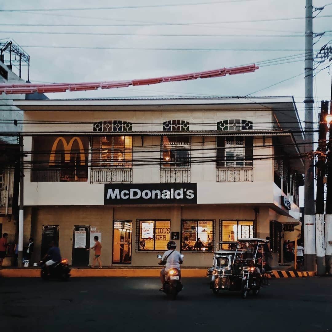 McDonald's Philippinesのインスタグラム：「Want to bring home an early Christmas treat for your loved ones? Mag-Trike-Thru or Motor-Thru ka na sa McDo! Don’t forget to share your Christmas #McDoRideThru stories by posting your photos and tagging McDo.   Photo by @super_tikoy」