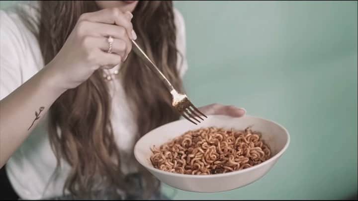 のインスタグラム：「SPICY MUKBANG CHALLENGE + QA tonight at 8PM on my Youtube channel! Link in bio 🌶」