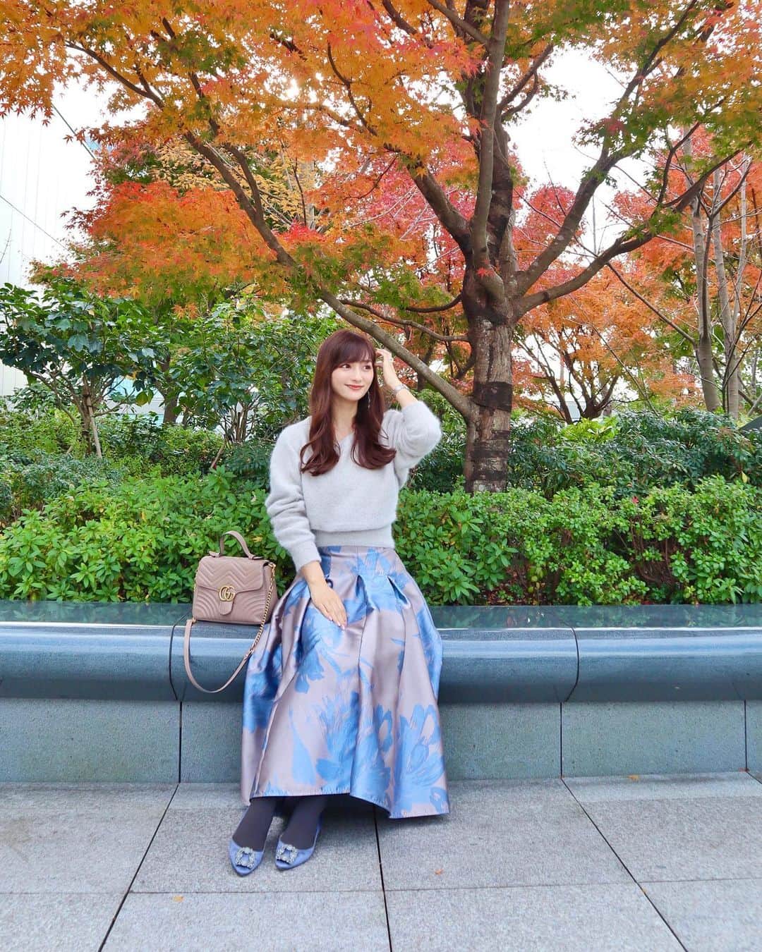 のインスタグラム：「このスカートやっと履けた🤍💙 届いてからずっと着たかったのに なかなか外出のタイミングがなくて しばらく寝かせてしまった… シルエットが本当に綺麗でかわいいー🐻‍❄️ トップスもスカートも展示会で一目惚れして マネキン買いしました💎  tops skirt @apuweiser_official #apuweiserriche  bag @gucci #gucci shoes @manoloblahnik #manoloblahnik  #coordinate#ootd#Japanese#japanesegirl#instafashion#rubi_fashion#男の子ママ#新米ママ#新作#冬服#ファー#ニット#マノロブラニク#ハンギシ#アプワイザーリッシェ오오티디#아웃핏」