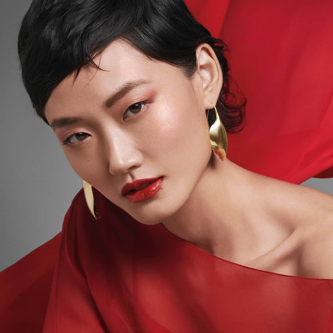 ボビイ・ブラウンさんのインスタグラム写真 - (ボビイ・ブラウンInstagram)「STROKE OF LUCK LUNAR NEW YEAR COLLECTION ▷RADIANCE BLOSSOMS  つややかな輝きと、花々が咲き誇るように華やかなメイクが楽しめるように、新年のコレクションが限定登場✨  《 #ストロークオブラックルナーニューイヤーコレクション 》 #リュクスメタルリップスティック #ストロークオブラックアイパレット #ハイライティングパウダー #インテンシブスキンセラムファンデーション SPF 40 (限定パッケージ全5色） #スージングクレンジングオイル （限定パッケージ） ✔2021年1月2日（土）ボビイ ブラウン スタジオ限定発売 *2020年12月25日（金） 公式オンラインショップ、meeco先行発売  #StrokeOfLuckLunarNewYearCollection #BobbiBrown #ボビイブラウン #NewYear #新年  #LuxeMetalLipStick #StrokeOfLuckEyePalette #HighlightingPower #IntensiveSkinSerumFoundation #SoothingCleansingOil #リップ #リップスティック #口紅 #アイシャドウ #アイシャドウパレット #ハイライト #ハイライター #美容液ファンデーション #リキッドファンデーション #ファンデーション #クレンジングオイル #W洗顔不要」12月12日 17時00分 - bobbibrownjapan