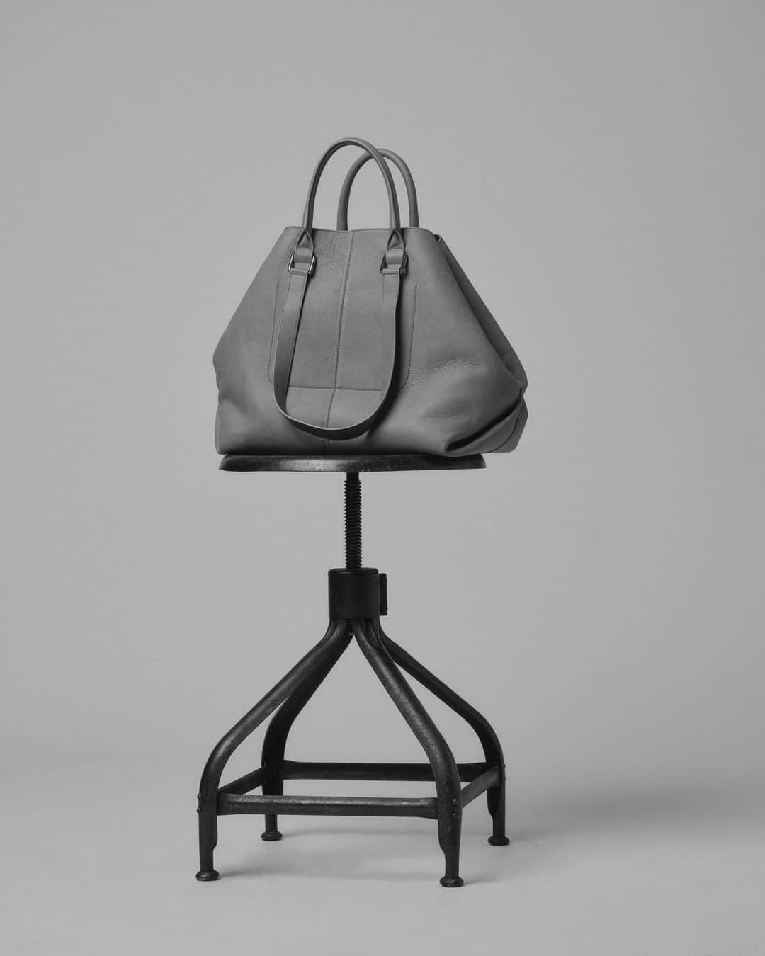 のインスタグラム：「DO YOU ALREADY HAVE YOUR BOYFRIEND BAG ?⁣ ⁣ photo - @thomasgoldblum⁣ ⁣ #bag #grey #barbarabui #fw20 #boyfriendbag」