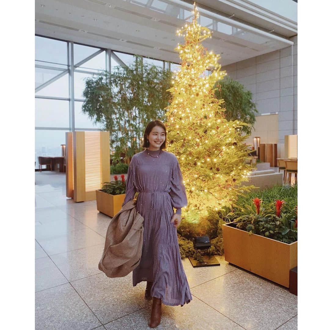 猪鼻ちひろのインスタグラム：「🎄🍷 はぁ、ホテルで超贅沢な時間、 たのしくて美味しくて幸せすぎた、、♡  毎年 クリスマスツリーとか冬の光とかキュンとするよ。 でも、季節が短くて儚い感じがするのか、 ちょっとだけ切ないような不思議な感覚もある。  12月って時間が過ぎるのが早すぎない？🤨 #ちひろのお洋服 #パークハイアット東京」