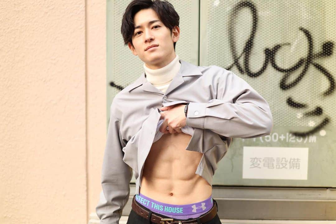 のインスタグラム：「今日撮った写真の中で1番意味わからなかったけど、まあまあ気に入ってる。腹筋。  #気軽にフォローしてください #腹筋 #ファッション #fashion #一眼レフ #canon #camera #eos #eoskissm #鬼滅の刃 #goproのある生活 #テイルズ #舞台 #猗窩座 #mic21 #ダイビング #diving #モデル #model #俳優 #actors #役者  #アンダーアーマー #underarmour #ジム #gym #トレーニング #ハッピー #happy #ありがとう」