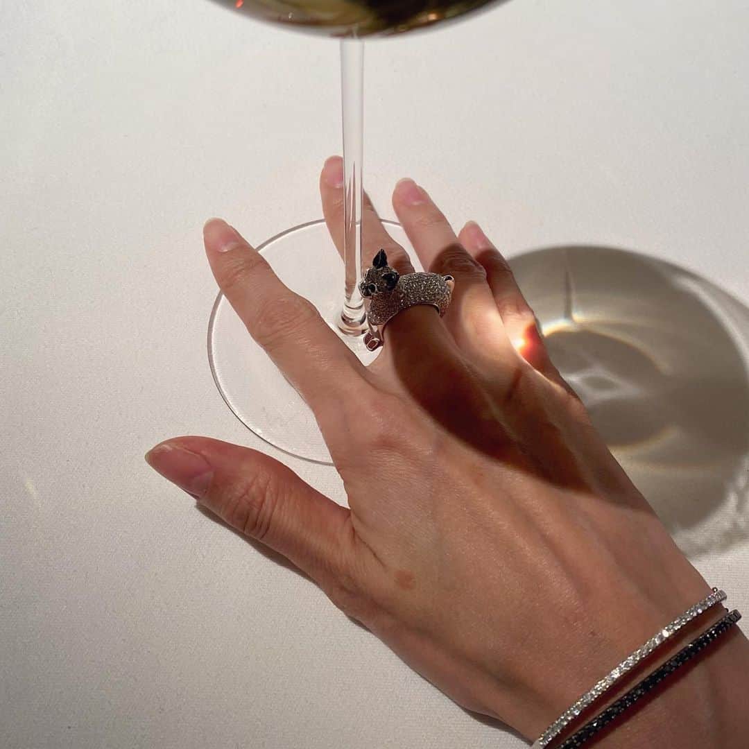 のインスタグラム：「🐈‍⬛🥂」