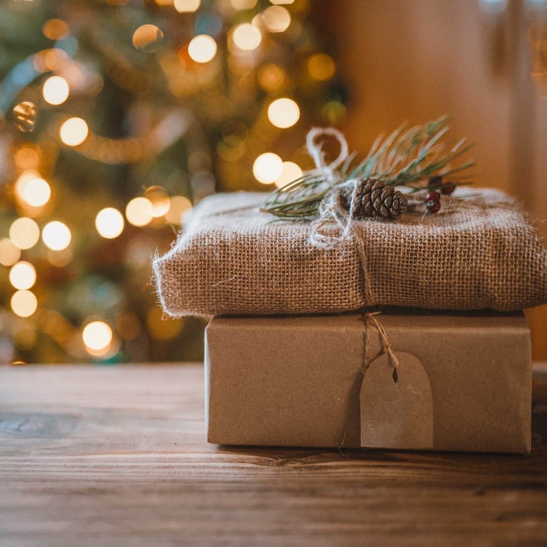 Melvita Officialのインスタグラム：「Vous êtes nombreuses à vous mettre au 🎁papier cadeau écolo alors on a eu envie de vous donner encore plus d’inspiration pour adultes mais aussi pour les enfants : ✅ Papier cadeau kraft @formelessisbetter ✅ Furoshikiadulte et design par @l_heritage_de_mere_grand ✅ Papier kraf& déco de Noël par @jusurinstagram ✅ Furoshikicoloré par @justy_ns  Vous craquez pour lequel ?  #melvita #cosmetique #bio #noelvita #CalendrierDeLAventMelvita #noel #christmas #green #noelgreen #noelecolo #cadeauxdenoel #idéescadeaux #calendrierdelavent #noel2020 #melvitachristmas#recycle #furoshiki」