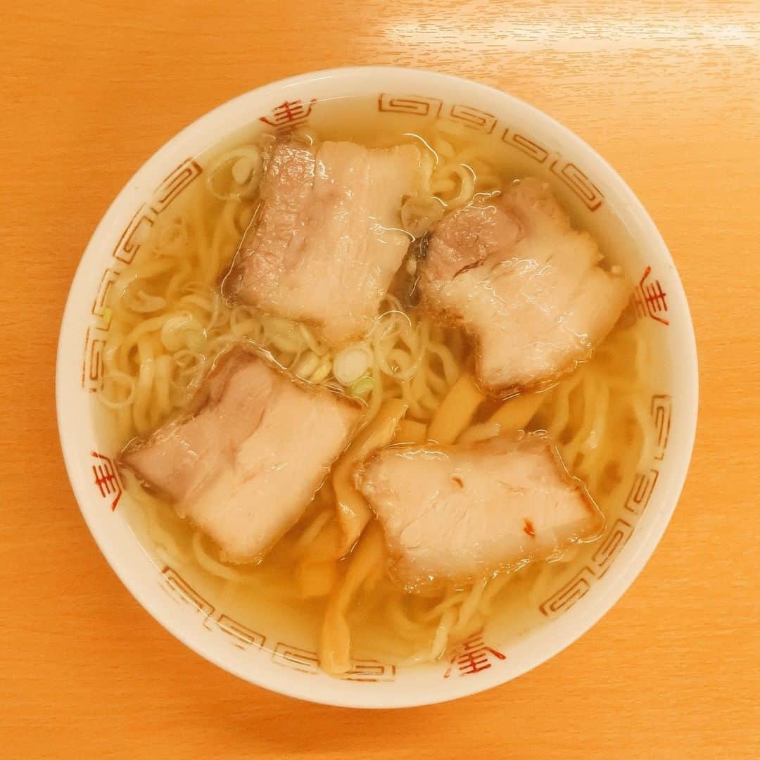 のインスタグラム：「【喜多方ラーメン】  「平打ち熟成多加水麺」と呼ばれる、一般的な麺より水分を多く含んだちぢれ麺が大きな特徴。味は醤油味が基本ですが、店舗によって千差万別。喜多方市内には約100軒のラーメン店があり、古くから市民に愛されています。〝朝ラー〟を楽しめる店舗もあります。  #喜多方ラーメン #喜多方市  #会津 #福島県 #kitakatacity #fukushima #traveljapan #futurefromfukushima #ふくしまからはじめよう #新しい生活様式からはじめよう」