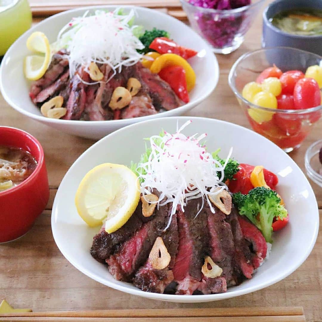 yunaのインスタグラム：「♩ . . 🍋レモンステーキ丼 . . 新型コロナウイルスの感染拡大の影響で、全国の農家・漁師の皆さんが大打撃をうけているそうです💦 . . 少しでもお手伝いを！と思い「 #元気いただきますプロジェクト 」の投稿キャンペーンに九州代表として参加させていただくことになりました。 . . 「 #元気いただきますプロジェクト 」は新型コロナウイルス感染症の影響で行き先を失っている「国産食材」を食べて応援しよう‼️というプロジェクトです。 みなさん！国産食材を食べて生産者さんを応援しませんか？ . . わたしはポケマル（ @pocket.marche ）から地元九州の熊本阿蘇のあか牛をお取り寄せしました🐮九州長崎で有名なレモンステーキにしてボリューム丼を作りました。 . . あか牛って美味しいんですよ❗噛めば噛むほどうま味がぁ～😍 ステーキソースにはレモン果汁をたっぷり入れたのでさっぱりいただけました🍋 . . これからも生産者さんを支援すべくこのハッシュタグをつけて応援し続けたいと思います😊 . . みなさんもよかったら一緒に、地元のおいしい食材をお取り寄せして、#元気いただきます九州沖縄 をつけて投稿してこのプロジェクトを盛り上げましょう🎵 . . #元気いただきますプロジェクト#元気いただきます#元気いただきます九州沖縄#マカロニメイト#Promotion#九州#熊本#阿蘇#おうちごはん #レモンステーキ#ステーキ#ステーキ丼#yunaご飯」