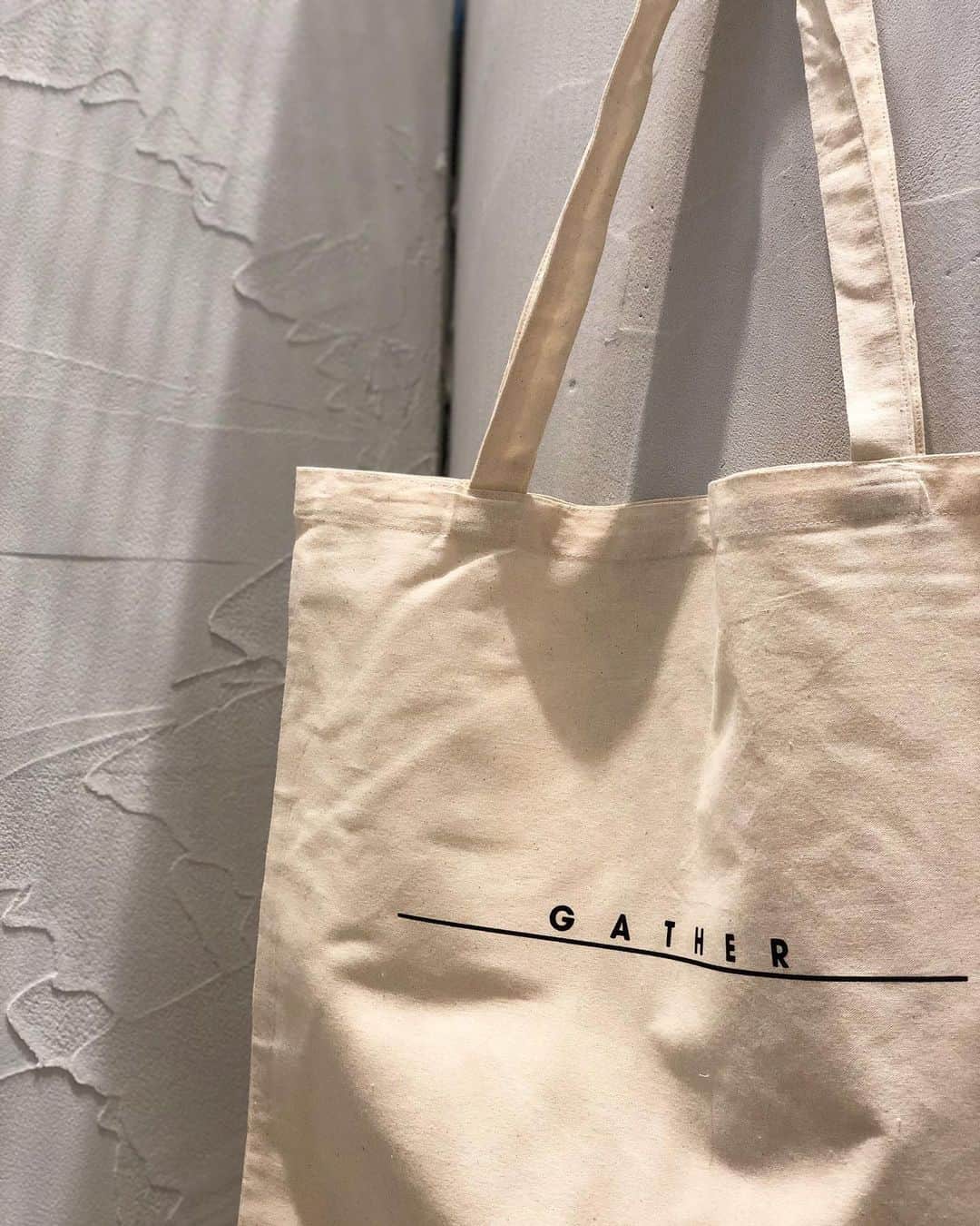 新谷美奈のインスタグラム：「.﻿ ﻿ 本日より日頃のご愛顧に感謝して﻿ GATHER MEMBERS SALE 開催中🎄🎅🏻🔔﻿ ﻿ また、SALE期間中2万円以上お買い上げの方に エコバッグをプレゼントしております🎁﻿ (お一人様一個となります)﻿ ﻿ ぜひお得なこの機会にご来店下さいね💛﻿ ______________________________________﻿ ﻿ 🎍Nina mew 2021 HAPPY BAG🛍﻿ 数量限定！ご予約承っております🤍﻿ ▷ストーリーにて質問を受付中です🙋🏼‍♀️﻿ ﻿ @ninamew_official#Ninamew#ニーナミュウ#ゆめタウン#ゆめタウン佐賀#セレクトショップ#selectshop」