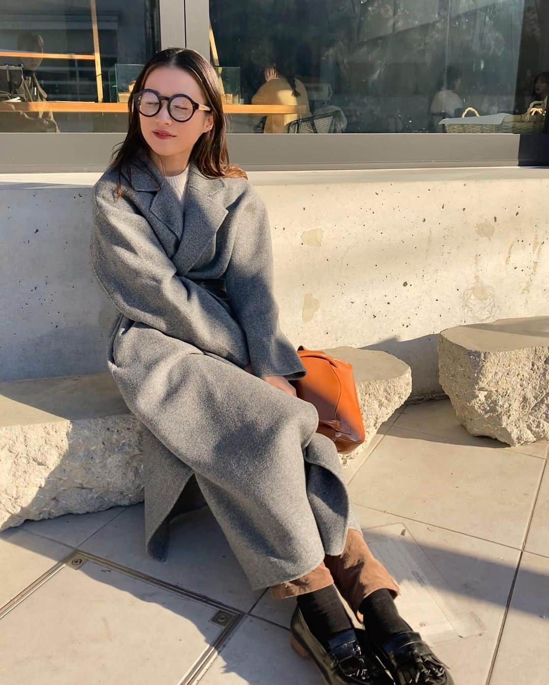 吉竹美聡のインスタグラム：「ぽかぽか日和の午後 美味しい珈琲をいただいて しあわせ溢れる🎼🖤」