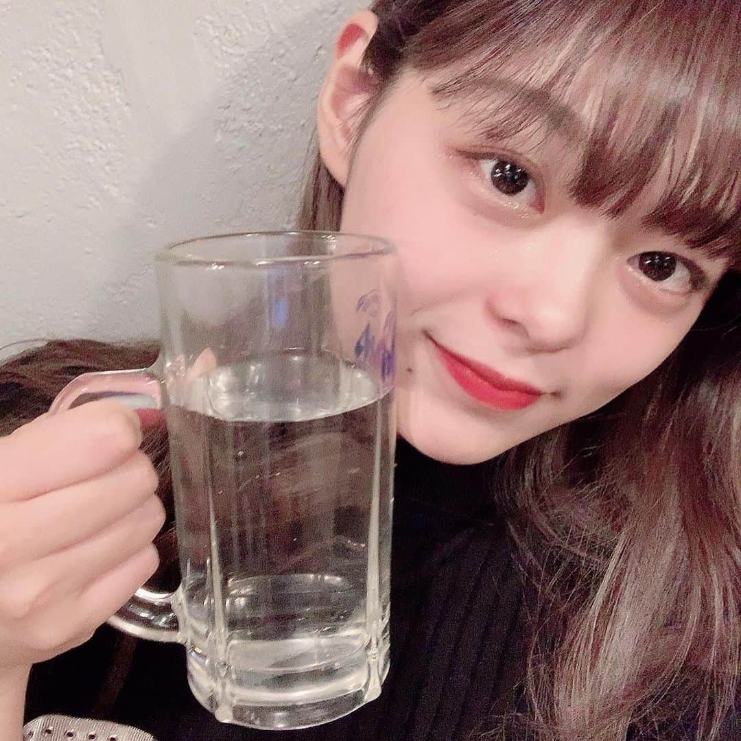 川田明日未さんのインスタグラム写真 - (川田明日未Instagram)「ビールのジョッキ🍺で、お水 早くハタチになりたいけど、まだ大人になりたく無い。そんなかんじ^_^  #赤から  #冬コーデ  #成人式 #ジョッキ  #渋谷グルメ」12月12日 17時09分 - asu.min_