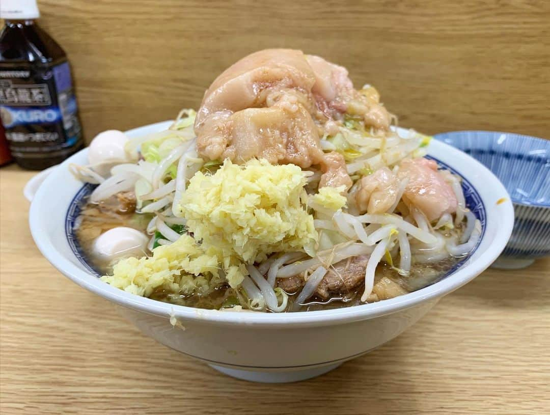 SUSURUさんのインスタグラム写真 - (SUSURUInstagram)「ラーメン二郎 栃木街道店 ラーメンニンニクアブラ、ショウガ、生卵、うずら（5コ）、岩下のぴり辛らっきょう 今年の2月くらいに行って以来、久しぶりの栃木街道店へ！ 甘味ありつつ醤油キリリと効いたスープが程よく麺に絡んで美味しいです🍥 ショウガトッピングはスープをスッキリと引き締めてくれてナイス！ 岩下のピリ辛らっきょうの酸味もスープと合わせて美味しくいただきました🍜 栃木うますぎィ！！ #susuru_tv #ラーメン二郎栃木街道店 #ラーメン二郎 #栃木 #壬生町 #ラーメンニンニクアブラ #岩下のピリ辛らっきょう #うまい  #ラーメン #らーめん #ramen #ラーメン部 #ramennoodles #毎日ラーメン生活 #麺スタグラム #japaneseramen #japanramen #foodstagram #foodie #noodles #instanoodle #instaramen #instafood #susururecommended #二郎 #栃木二郎 #栃木ラーメン」12月12日 17時10分 - susuru_tv