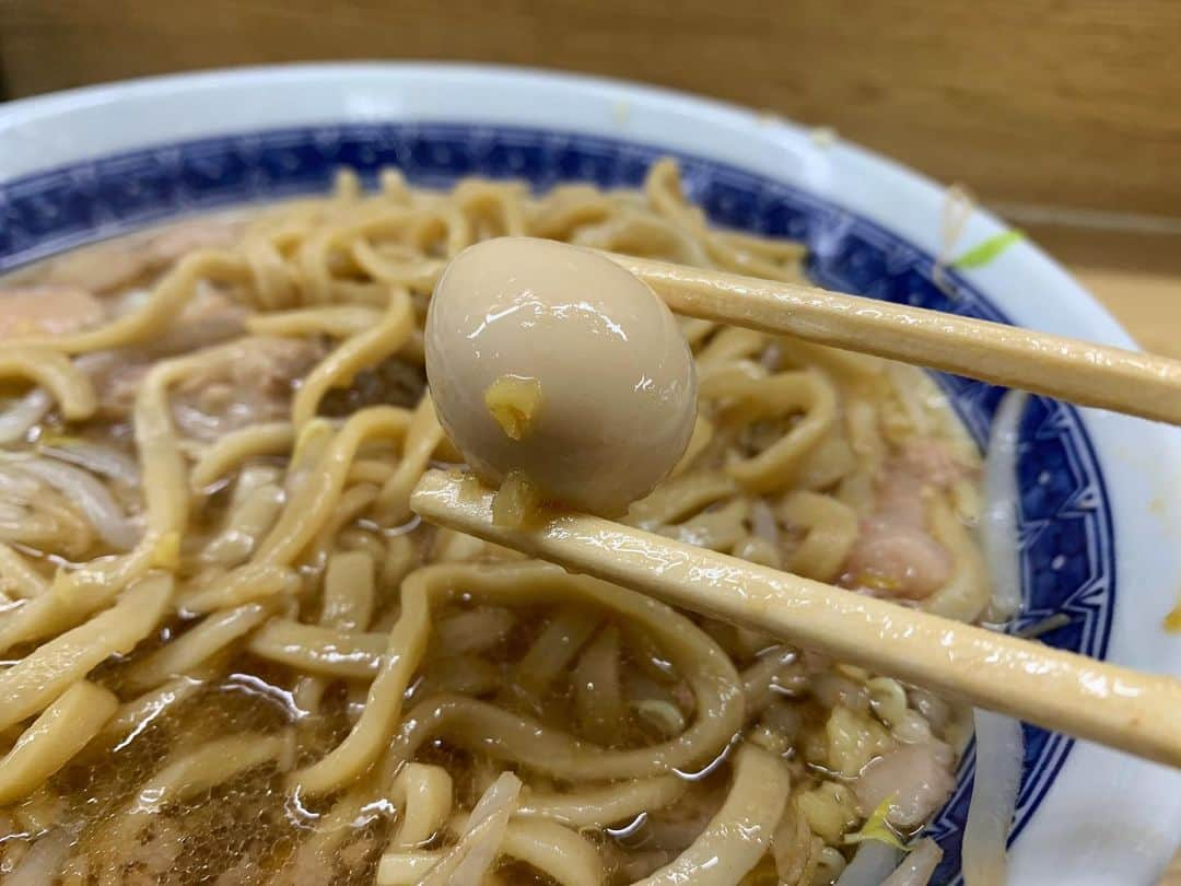 SUSURUさんのインスタグラム写真 - (SUSURUInstagram)「ラーメン二郎 栃木街道店 ラーメンニンニクアブラ、ショウガ、生卵、うずら（5コ）、岩下のぴり辛らっきょう 今年の2月くらいに行って以来、久しぶりの栃木街道店へ！ 甘味ありつつ醤油キリリと効いたスープが程よく麺に絡んで美味しいです🍥 ショウガトッピングはスープをスッキリと引き締めてくれてナイス！ 岩下のピリ辛らっきょうの酸味もスープと合わせて美味しくいただきました🍜 栃木うますぎィ！！ #susuru_tv #ラーメン二郎栃木街道店 #ラーメン二郎 #栃木 #壬生町 #ラーメンニンニクアブラ #岩下のピリ辛らっきょう #うまい  #ラーメン #らーめん #ramen #ラーメン部 #ramennoodles #毎日ラーメン生活 #麺スタグラム #japaneseramen #japanramen #foodstagram #foodie #noodles #instanoodle #instaramen #instafood #susururecommended #二郎 #栃木二郎 #栃木ラーメン」12月12日 17時10分 - susuru_tv